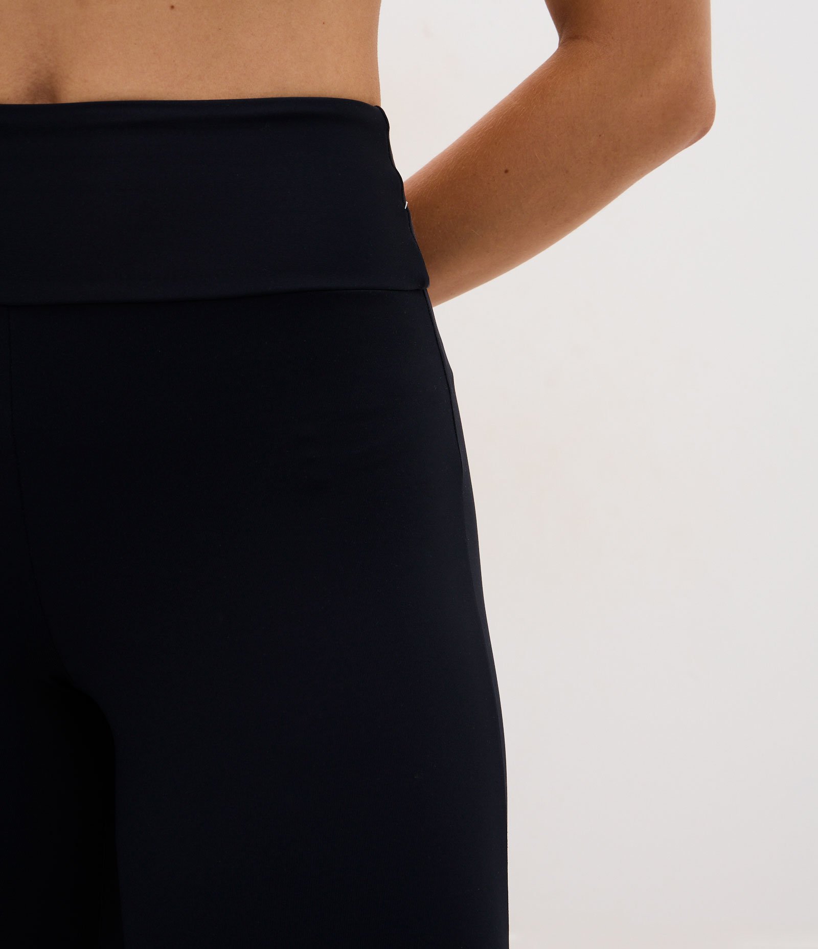 Calça Legging Flare Esportiva em Microfibra com Fenda Preto 4