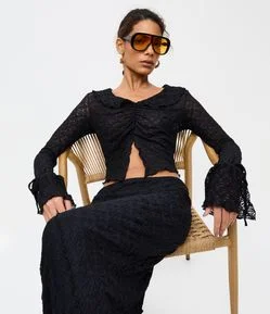 Blusa em Renda Texturizada com Babados nas Mangas e Pescoço