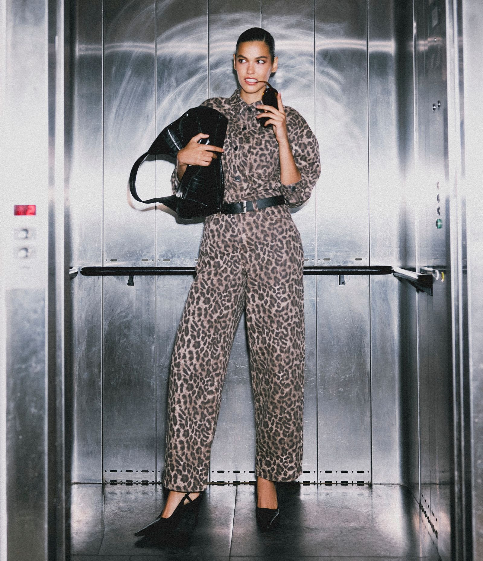 Calça Baggy em Sarja com Cintura Média e Estampa Animal Print Marrom 1