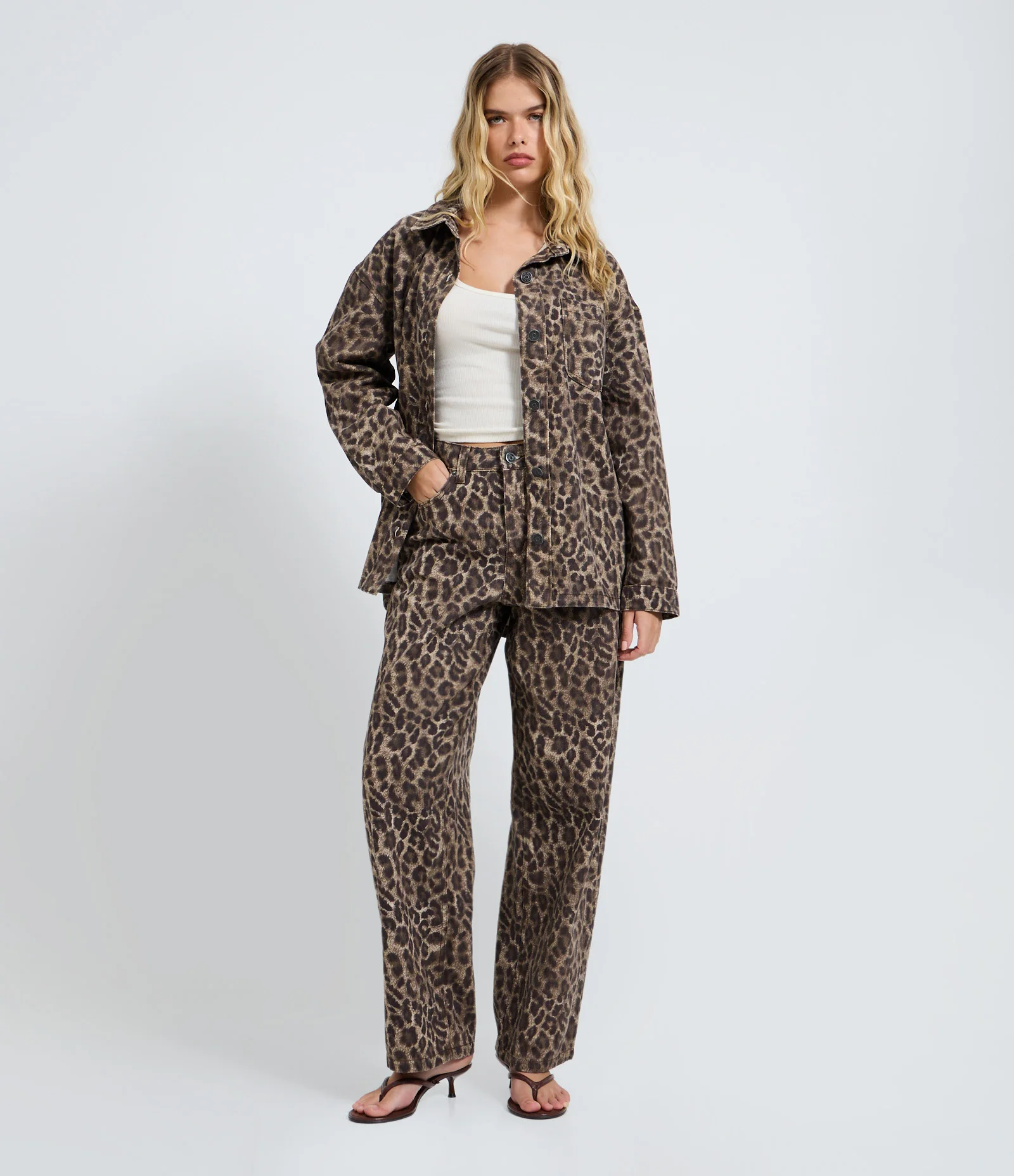 Calça Baggy em Sarja com Cintura Média e Estampa Animal Print Marrom 2