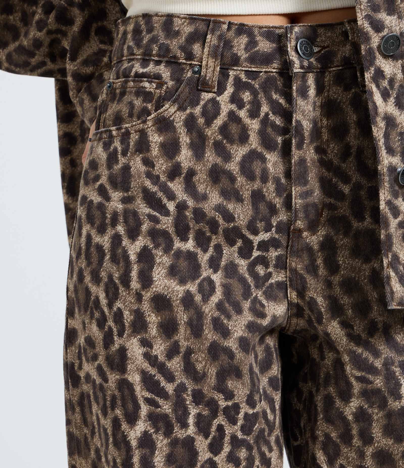 Calça Baggy em Sarja com Cintura Média e Estampa Animal Print Marrom 5