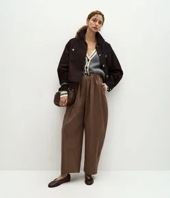 Calça Barrel em Algodão com Pregas Frontais e Cinto
