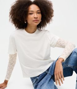 Camiseta com Manga Longa de Renda Sobreposta