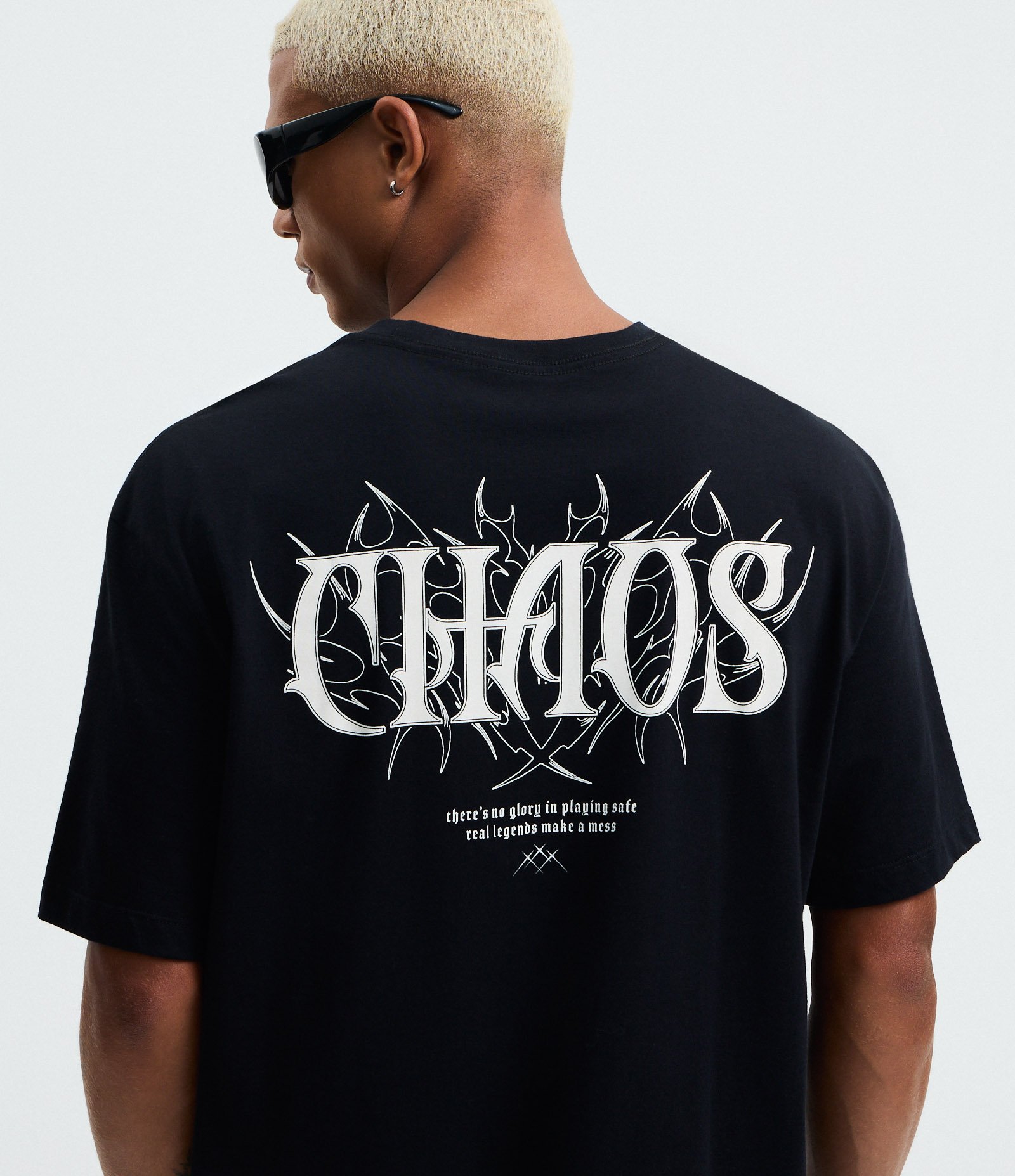 Camiseta Relaxed em Algodão com Estampa Tribal Chaos Preto 3