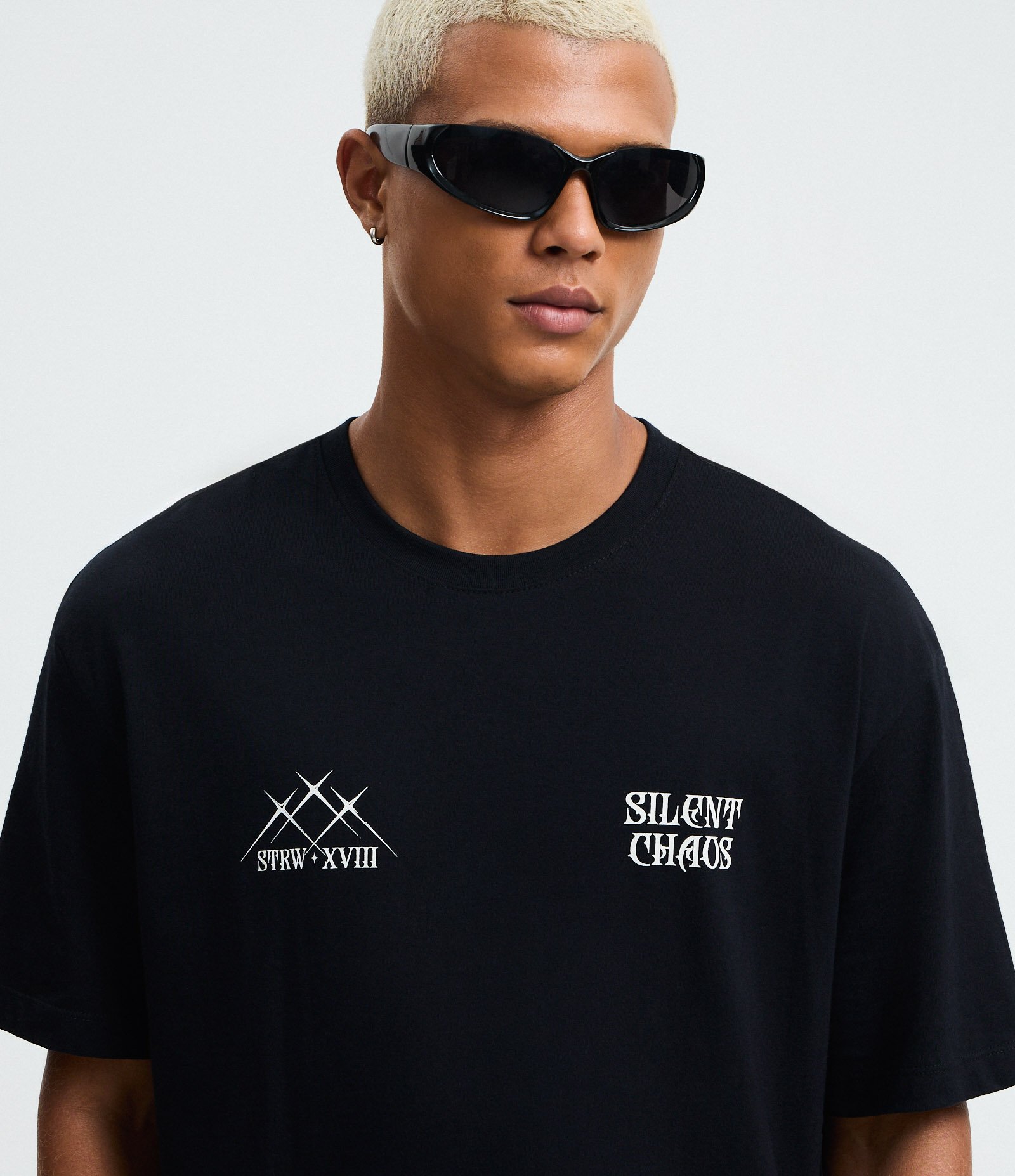 Camiseta Relaxed em Algodão com Estampa Tribal Chaos Preto 4