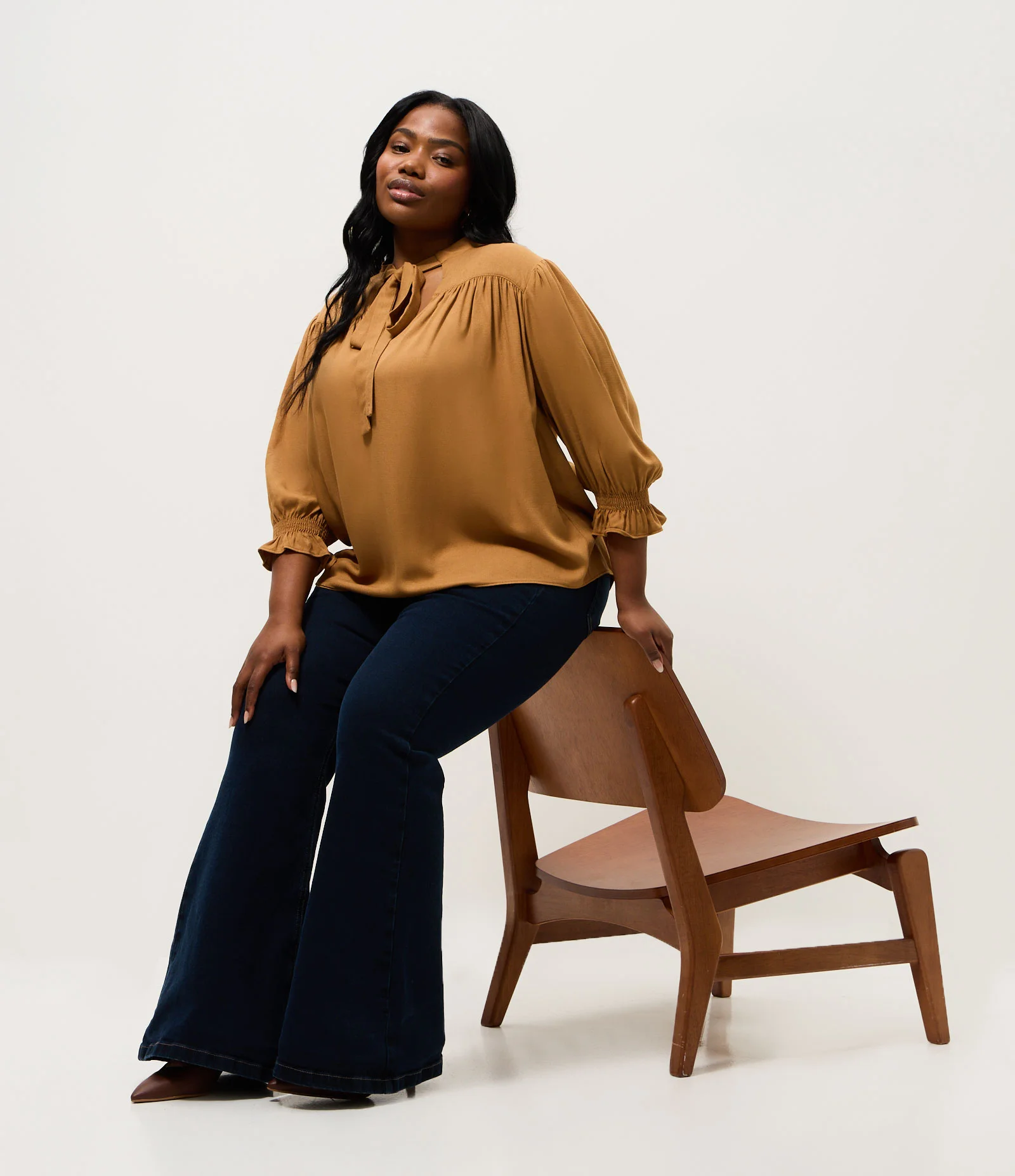 Blusa Manga 3/4 em Crepe com Amarração Curve & Plus Size Marrom 2