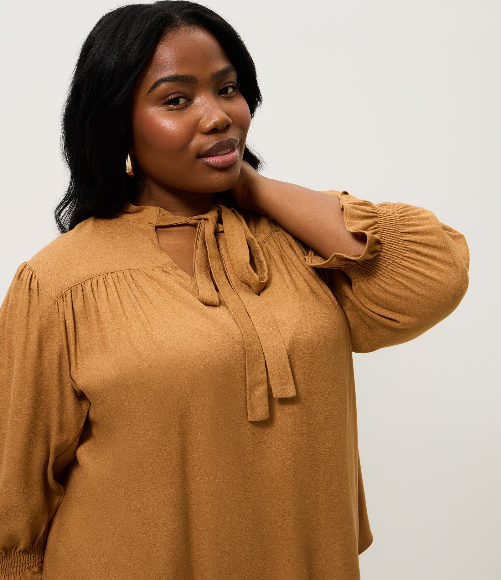 Blusa Manga 3/4 em Crepe com Amarração Curve & Plus Size Marrom 3