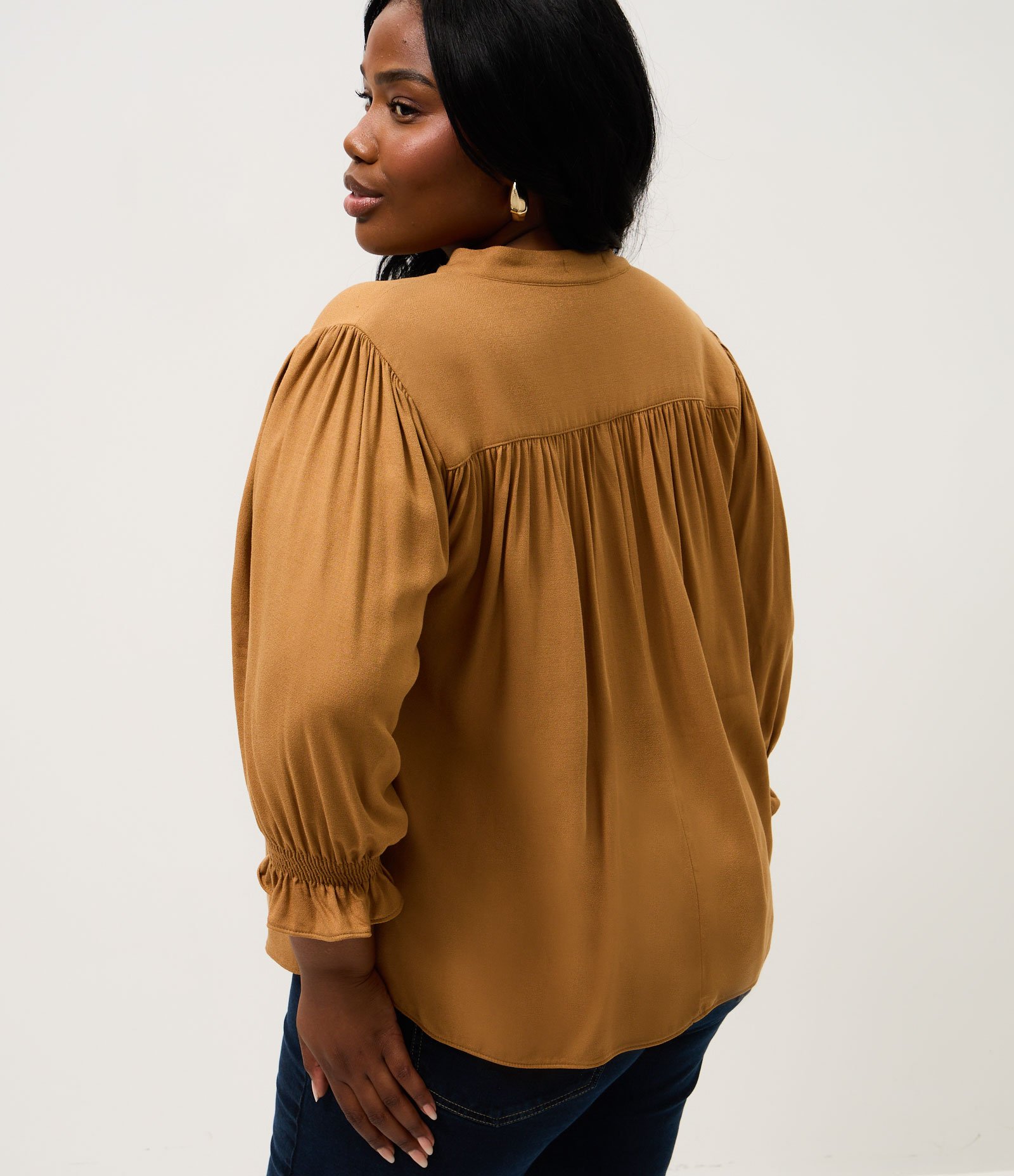 Blusa Manga 3/4 em Crepe com Amarração Curve & Plus Size Marrom 4