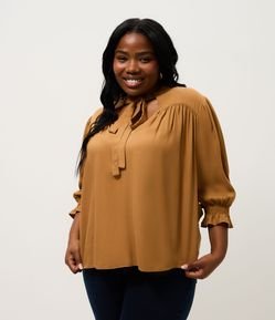 Blusa Manga 3/4 em Crepe com Amarração Curve & Plus Size