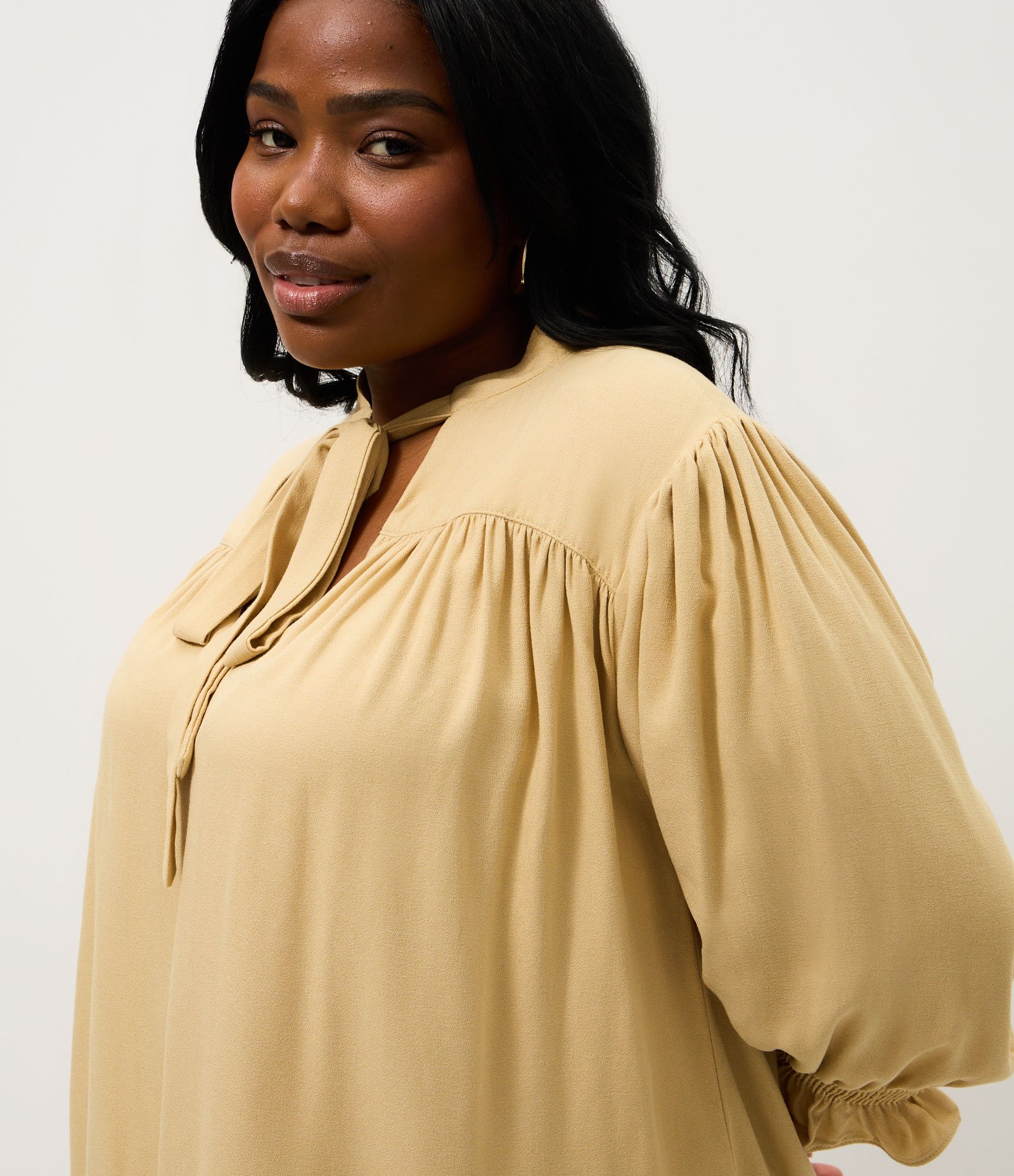 Blusa Manga 3/4 em Crepe com Amarração Curve & Plus Size Amarelo 3