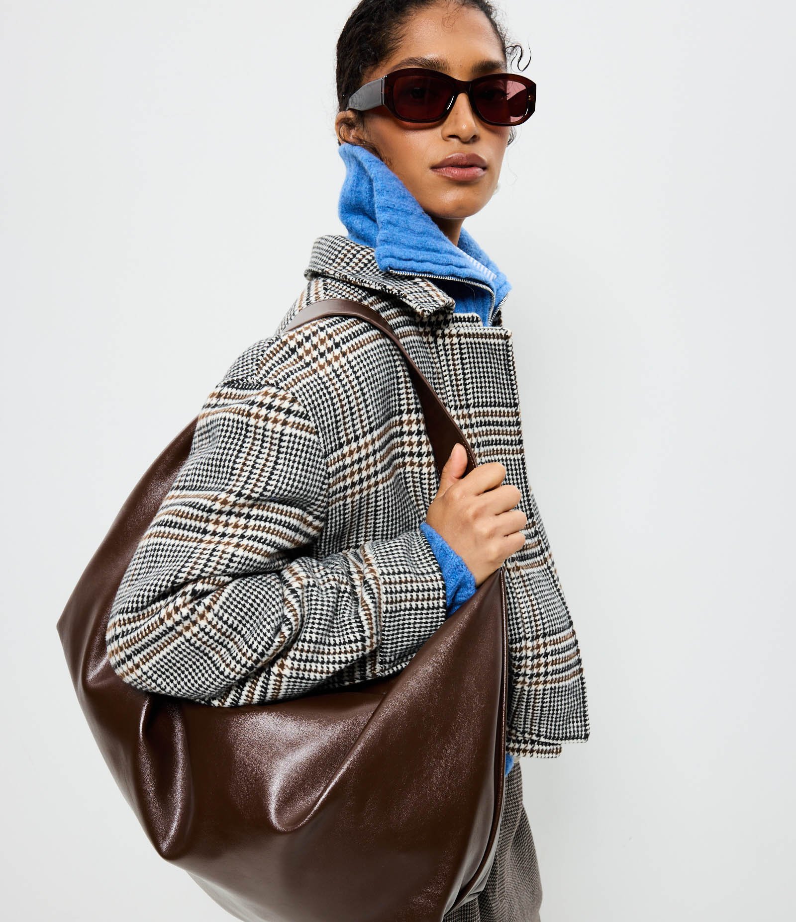 Bolsa Hobo Glossy Grande em PU com Alça Larga Marrom 2