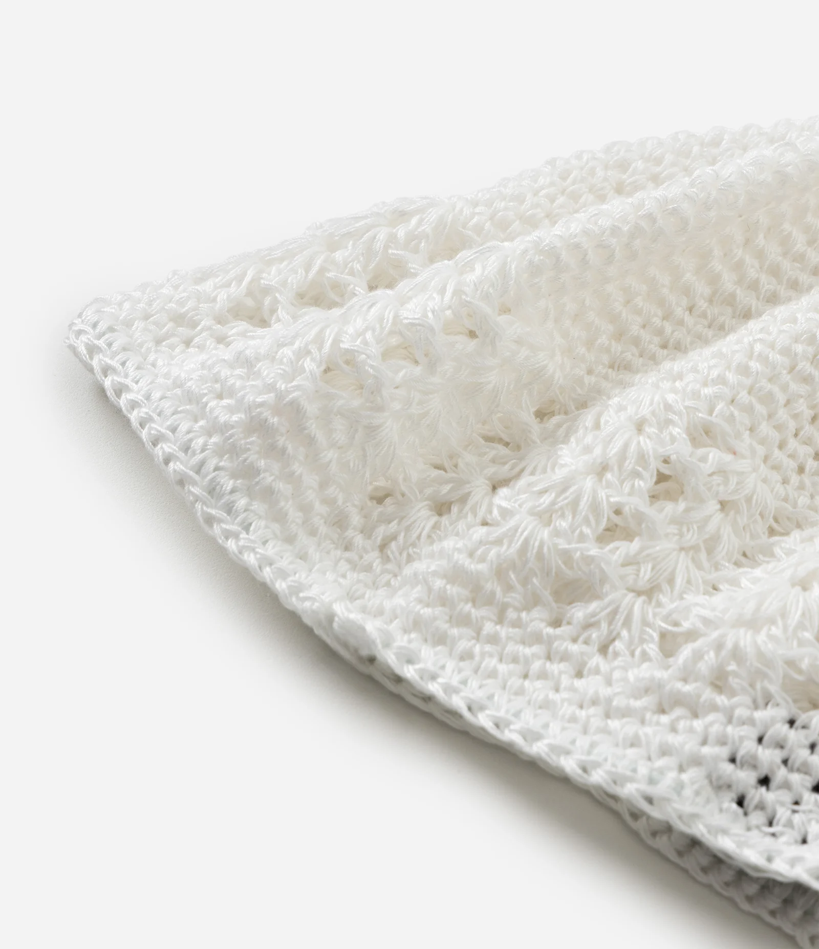 Touca em Crochê com Detalhe Contrastante Vazado Branco 2