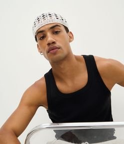 Touca em Crochê com Detalhe Contrastante Vazado