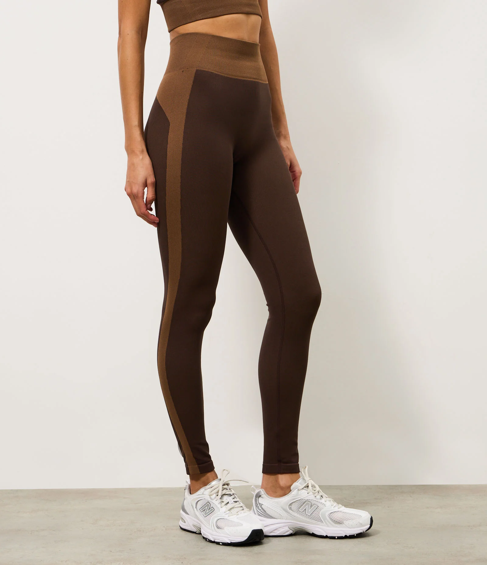 Calça Legging Esportiva em Microfibra com Detalhe Contrastante Marrom 2