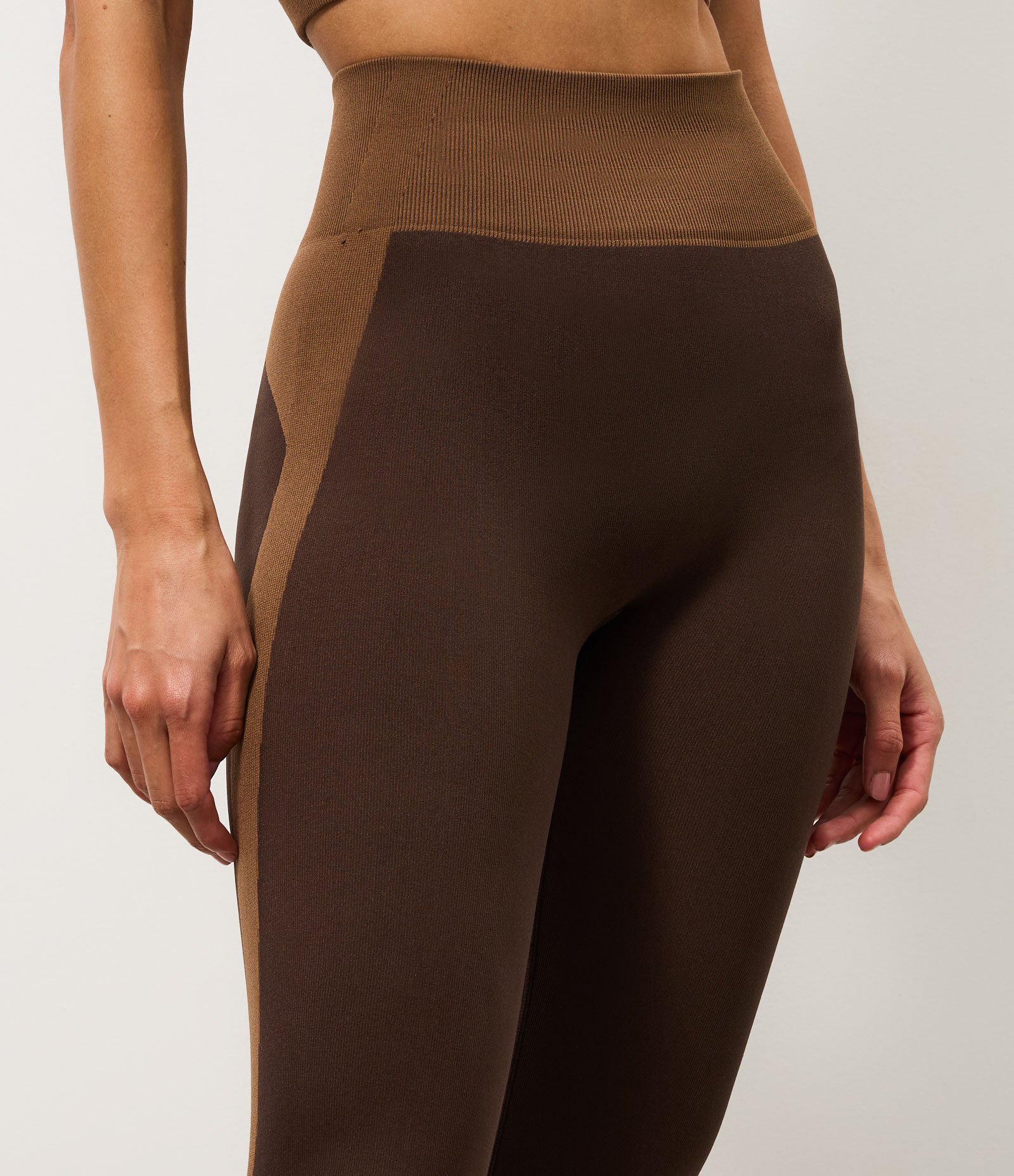 Calça Legging Esportiva em Microfibra com Detalhe Contrastante Marrom 3