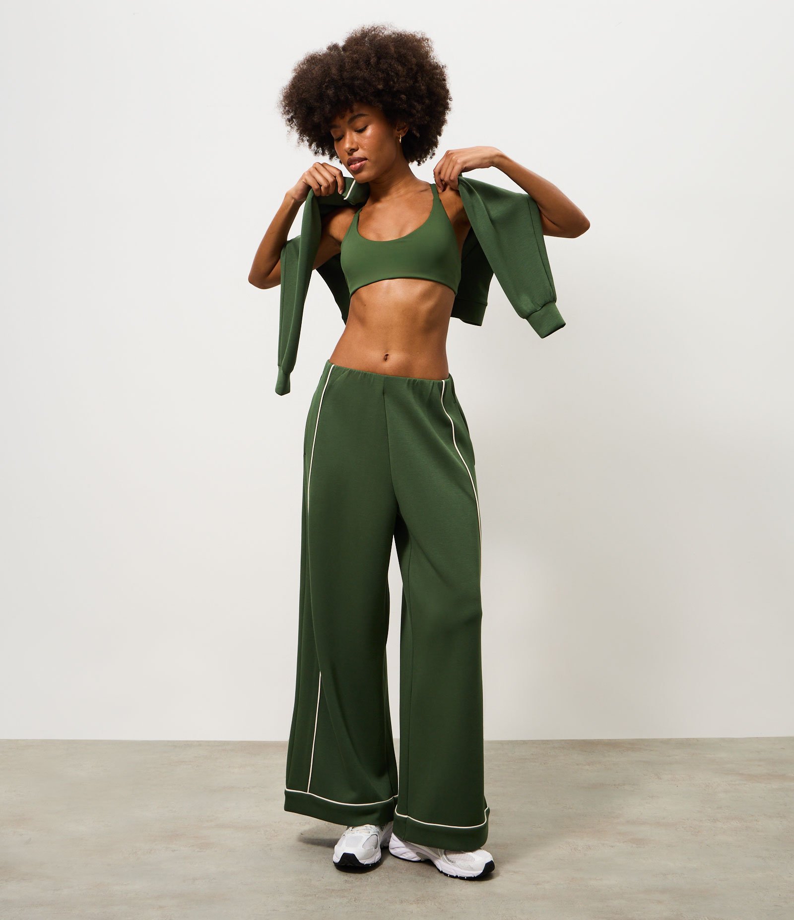 Calça Esportiva em Microfibra com Frisos Contrastante Verde 1