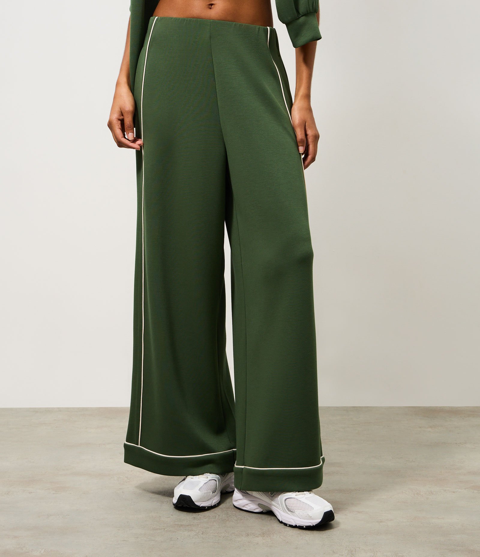 Calça Esportiva em Microfibra com Frisos Contrastante Verde 2
