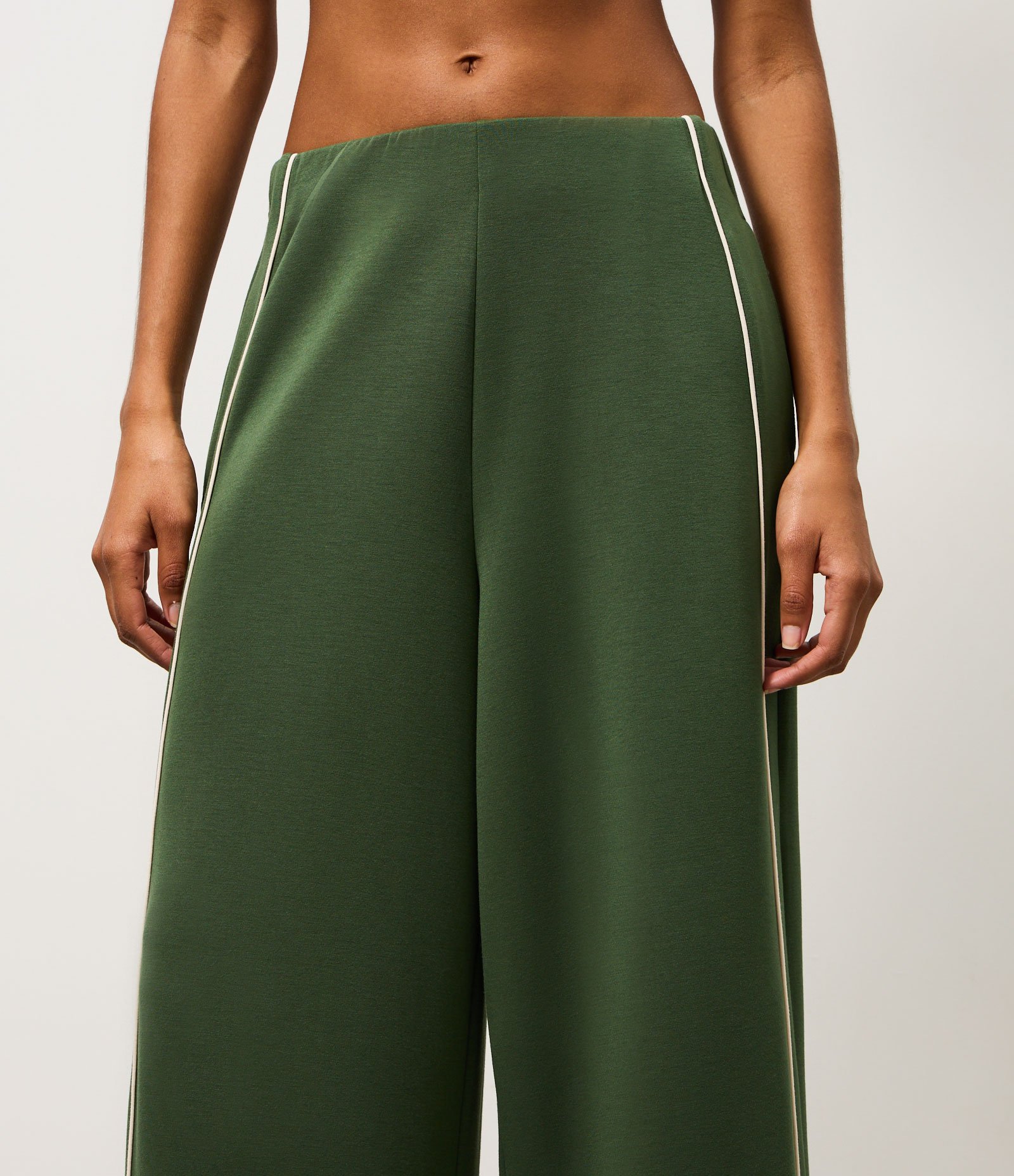 Calça Esportiva em Microfibra com Frisos Contrastante Verde 3