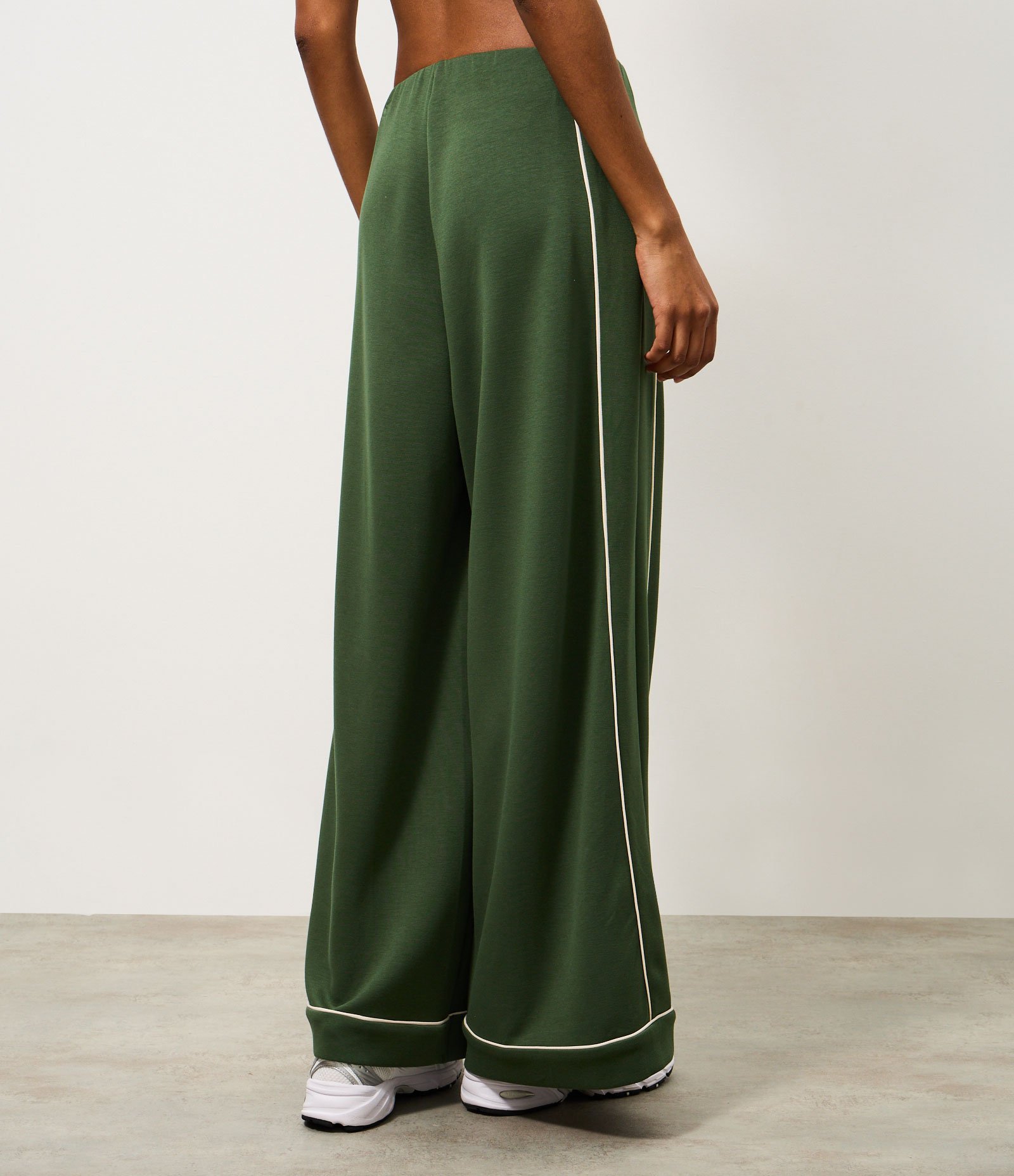 Calça Esportiva em Microfibra com Frisos Contrastante Verde 4