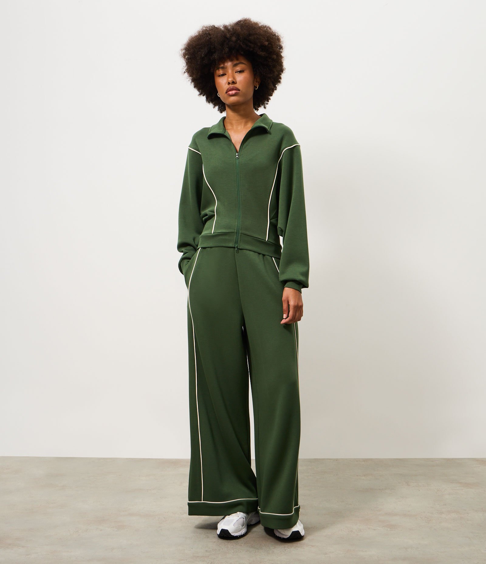 Calça Esportiva em Microfibra com Frisos Contrastante Verde 5