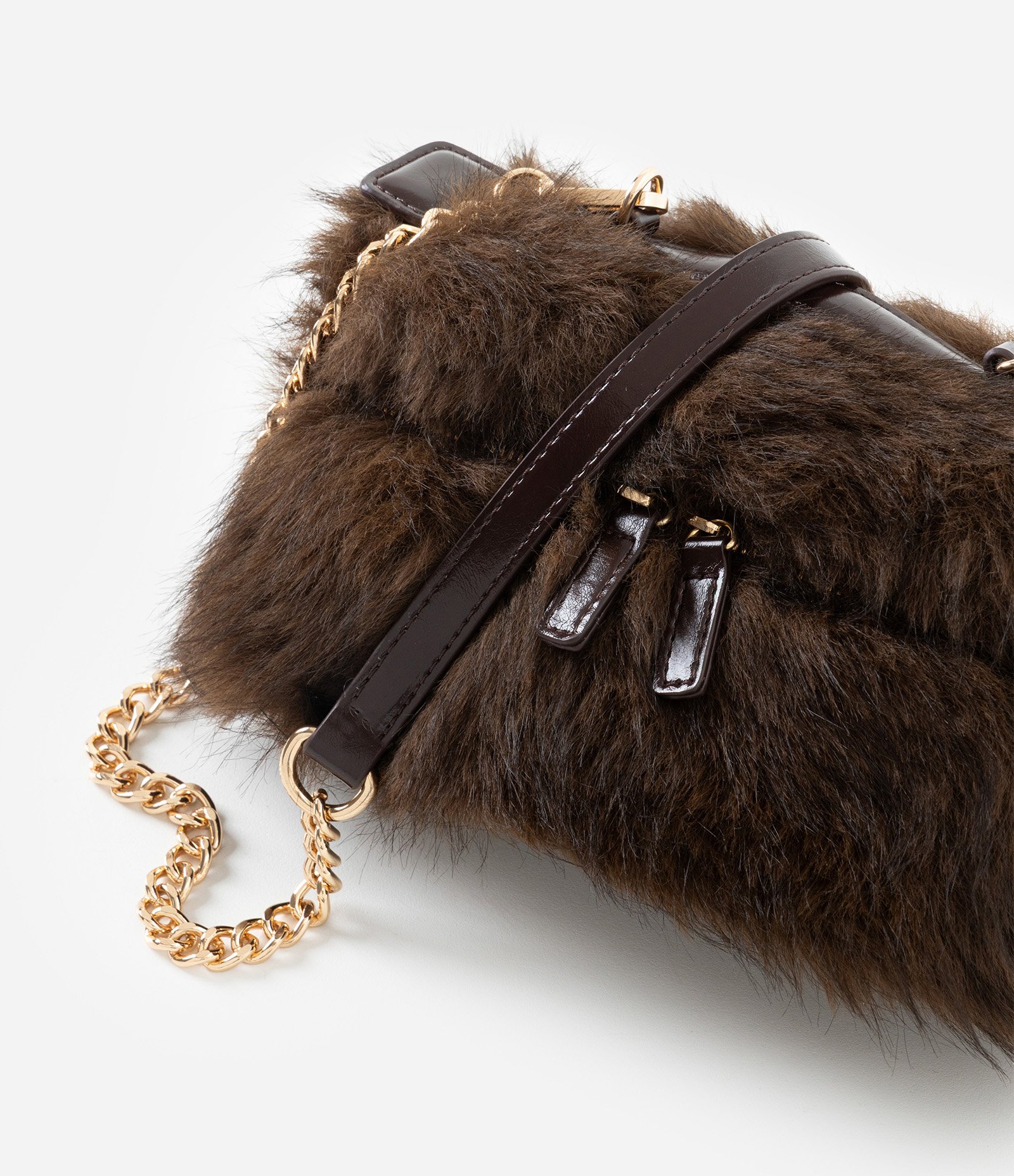Bolsa Pequena com Alça de Mão e Textura de Pelos Marrom 4