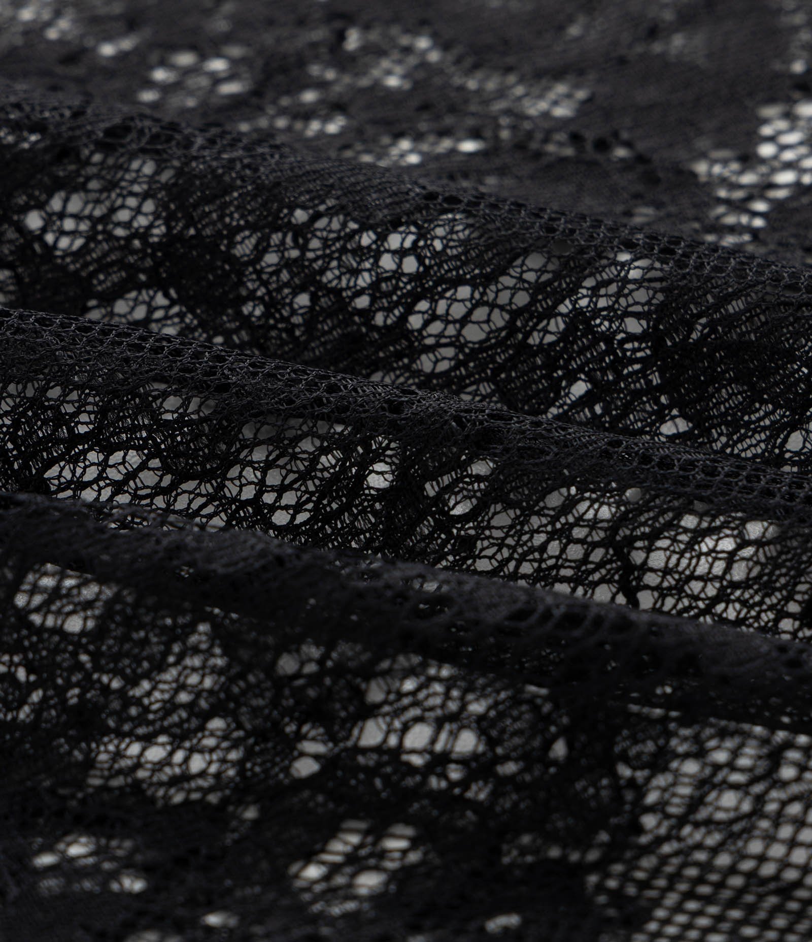 Lenço Rendado com Textura Floral e Transparência Preto 5