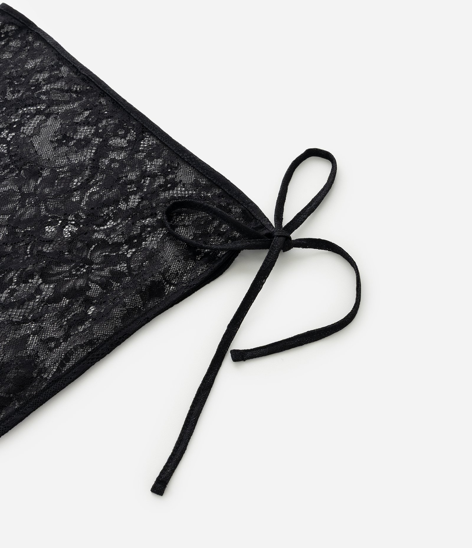 Lenço Rendado com Textura Floral e Transparência Preto 6