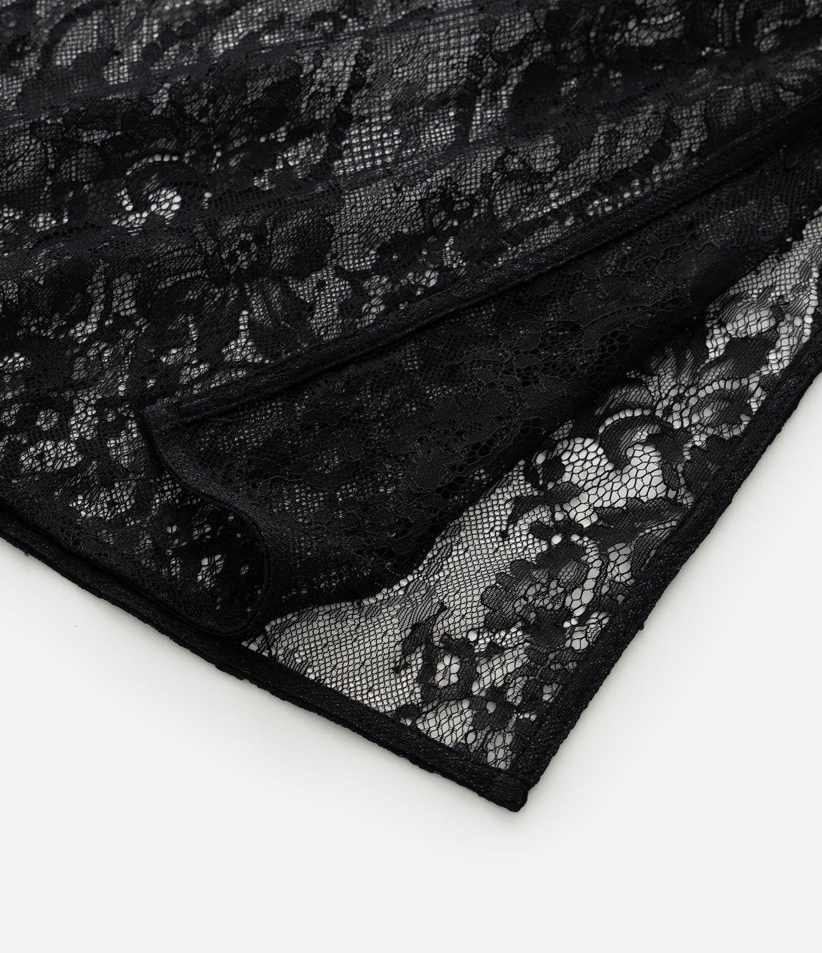 Lenço Rendado com Textura Floral e Transparência Preto 7