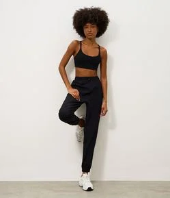 Calça Jogger Esportiva em Microfibra com Ajuste no Cós