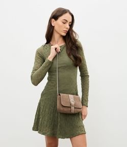 Bolsa Transversal Pequena em Suede com Tampa e Alça Longa