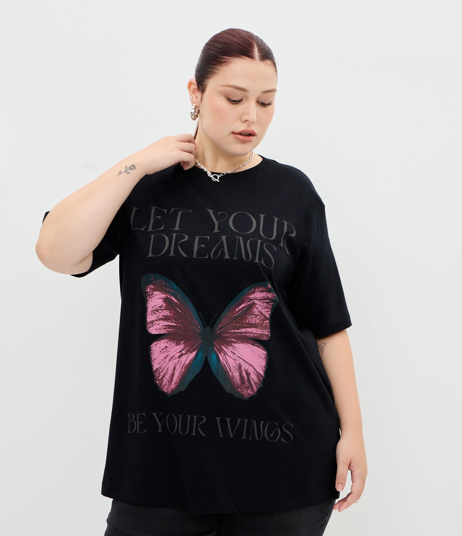 Camiseta Alongada em Meia Malha com Estampa Borboleta Curve & Plus Size Preto 1