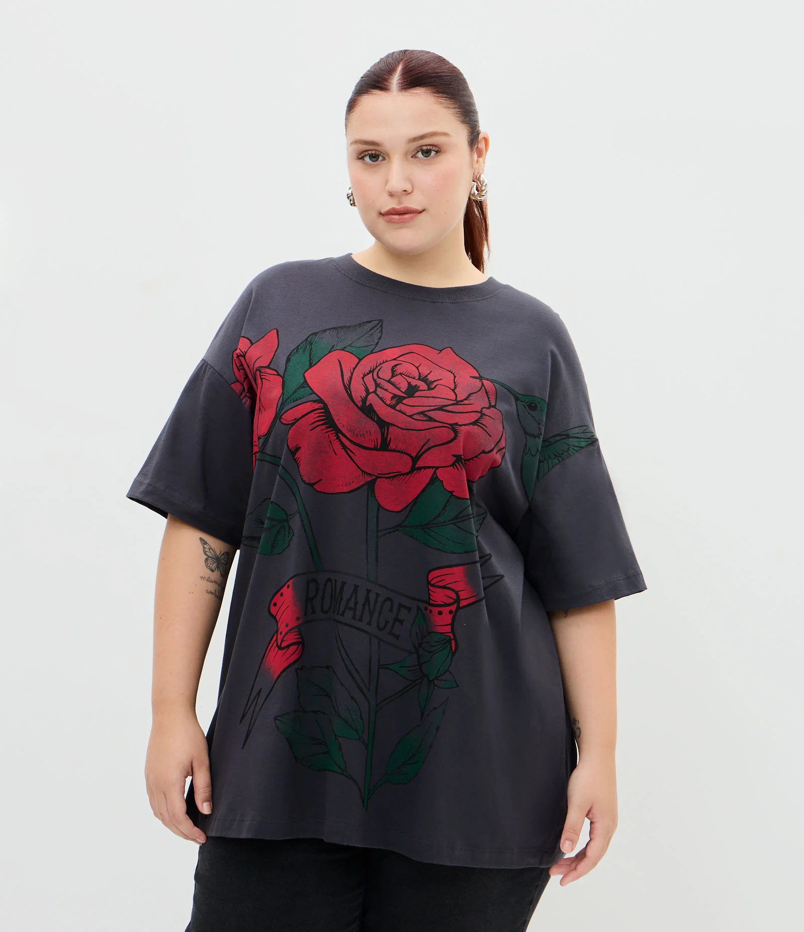 Camiseta Oversized em Meia Malha com Estampa Rosas Curve & Plus Size Preto 1