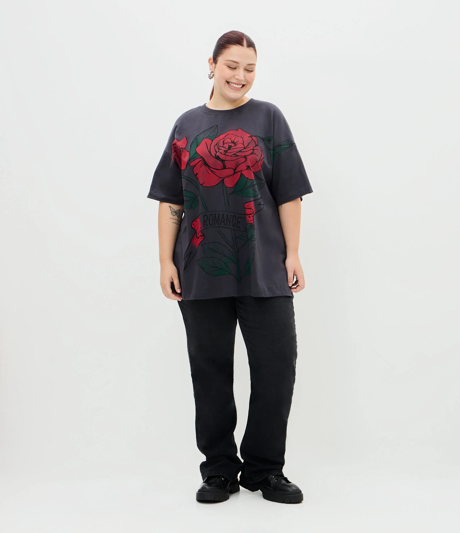 Camiseta Oversized em Meia Malha com Estampa Rosas Curve & Plus Size Preto 2