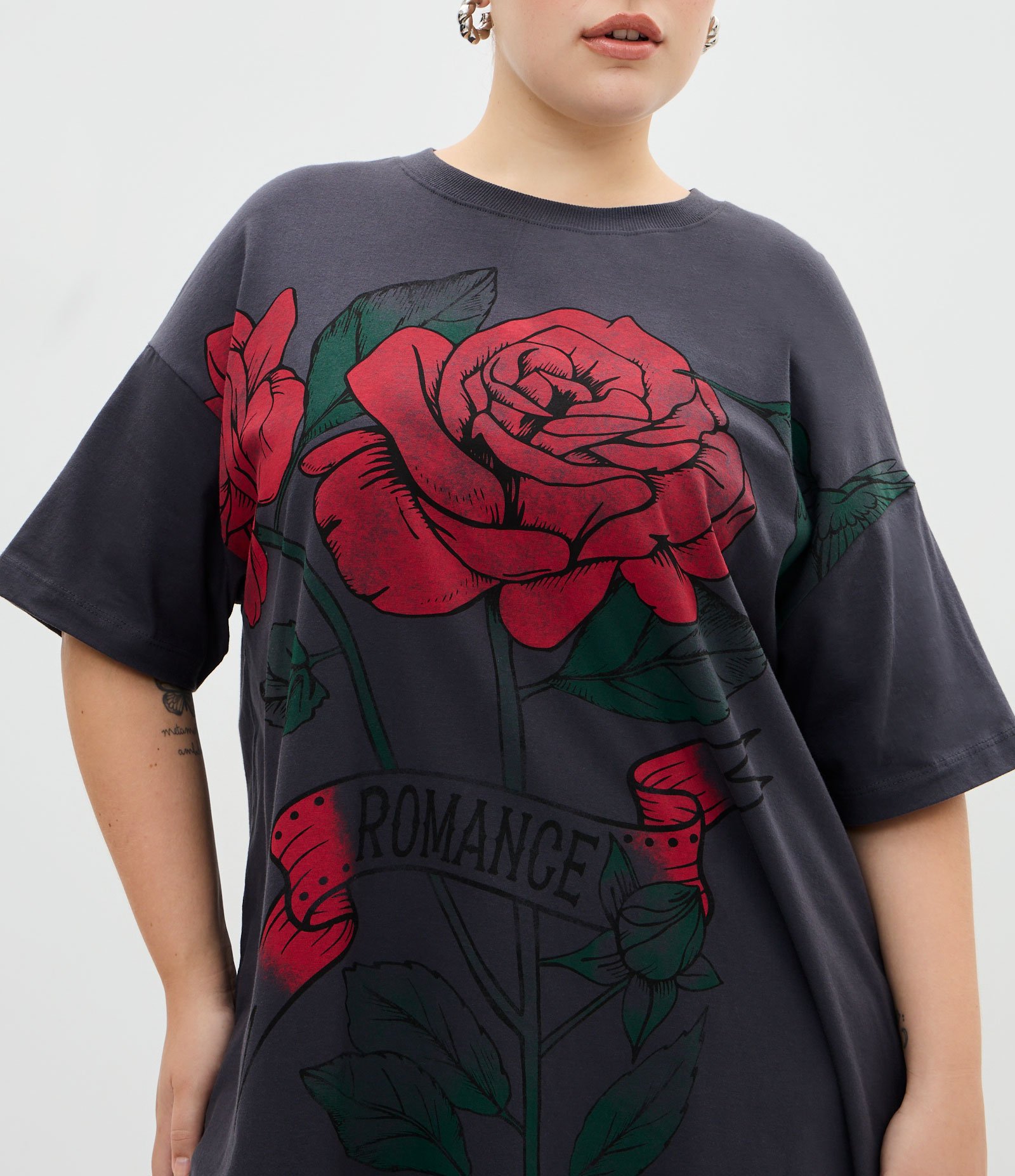 Camiseta Oversized em Meia Malha com Estampa Rosas Curve & Plus Size Preto 3