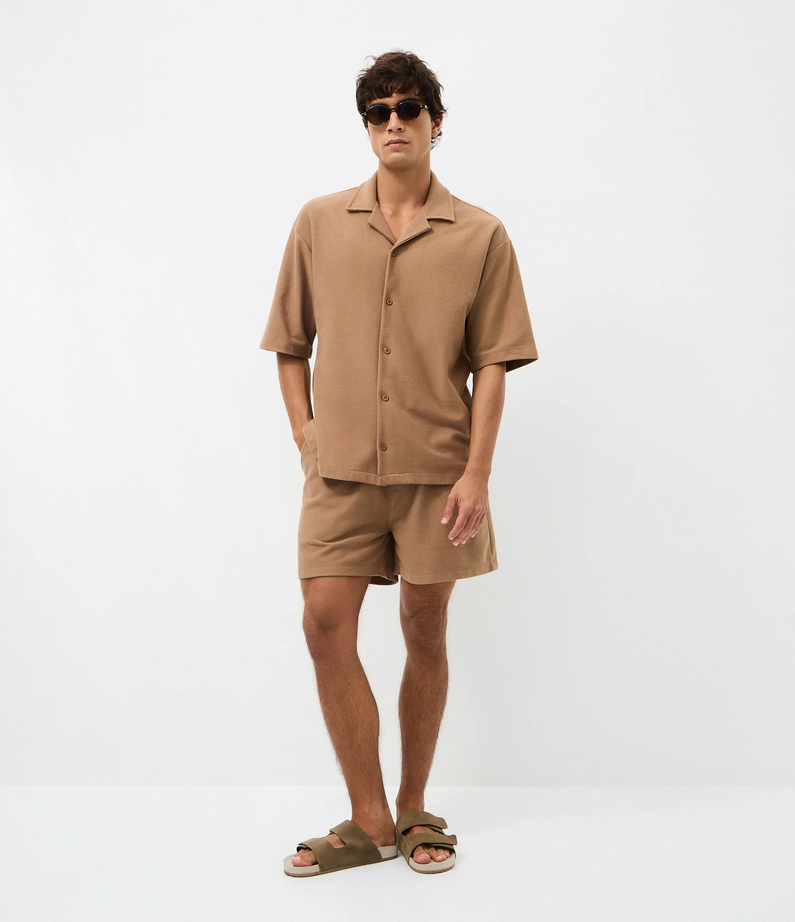 Bermuda Texturizada Lisa com Textura Marrom 1