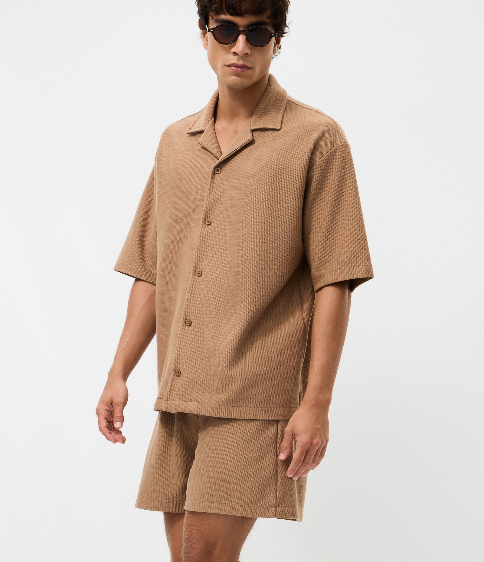 Bermuda Texturizada Lisa com Textura Marrom 4