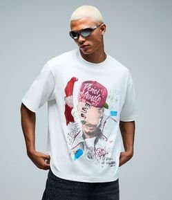 Camiseta Boxy em Algodão com Estampa Veigh e Medalhão