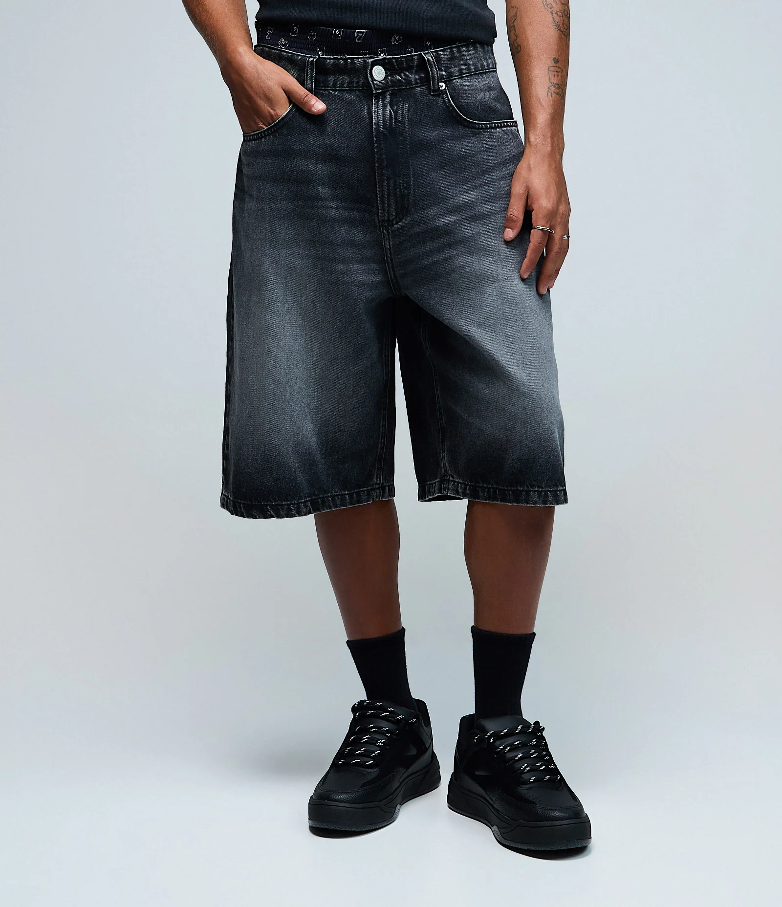 Bermuda Baggy Relaxed em Jeans com Bolso Duplo Veigh Preto 2