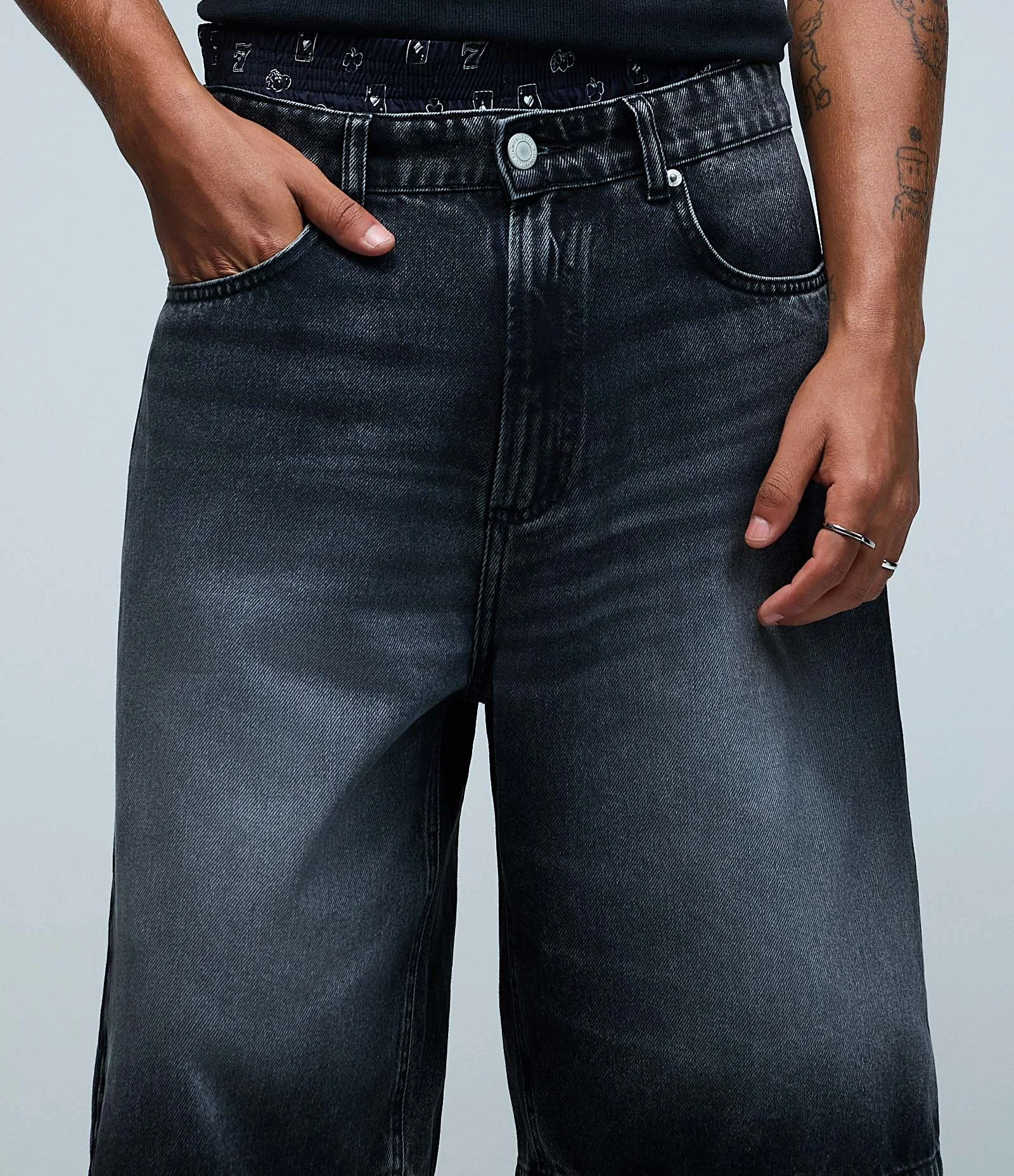 Bermuda Baggy Relaxed em Jeans com Bolso Duplo Veigh Preto 4