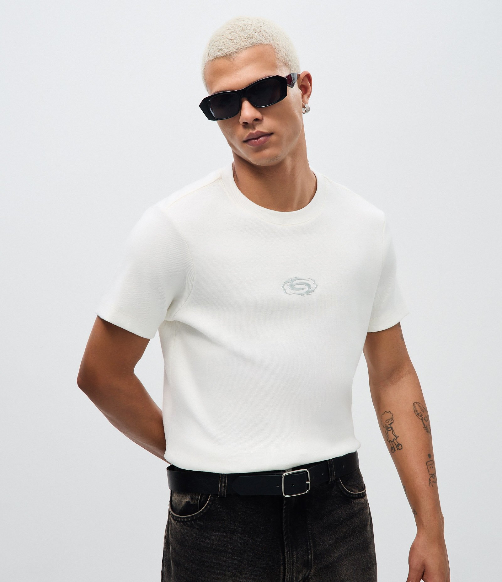 Camiseta Muscle Manga Curta em Algodão com Estampa Tribal Localizada Branco 1