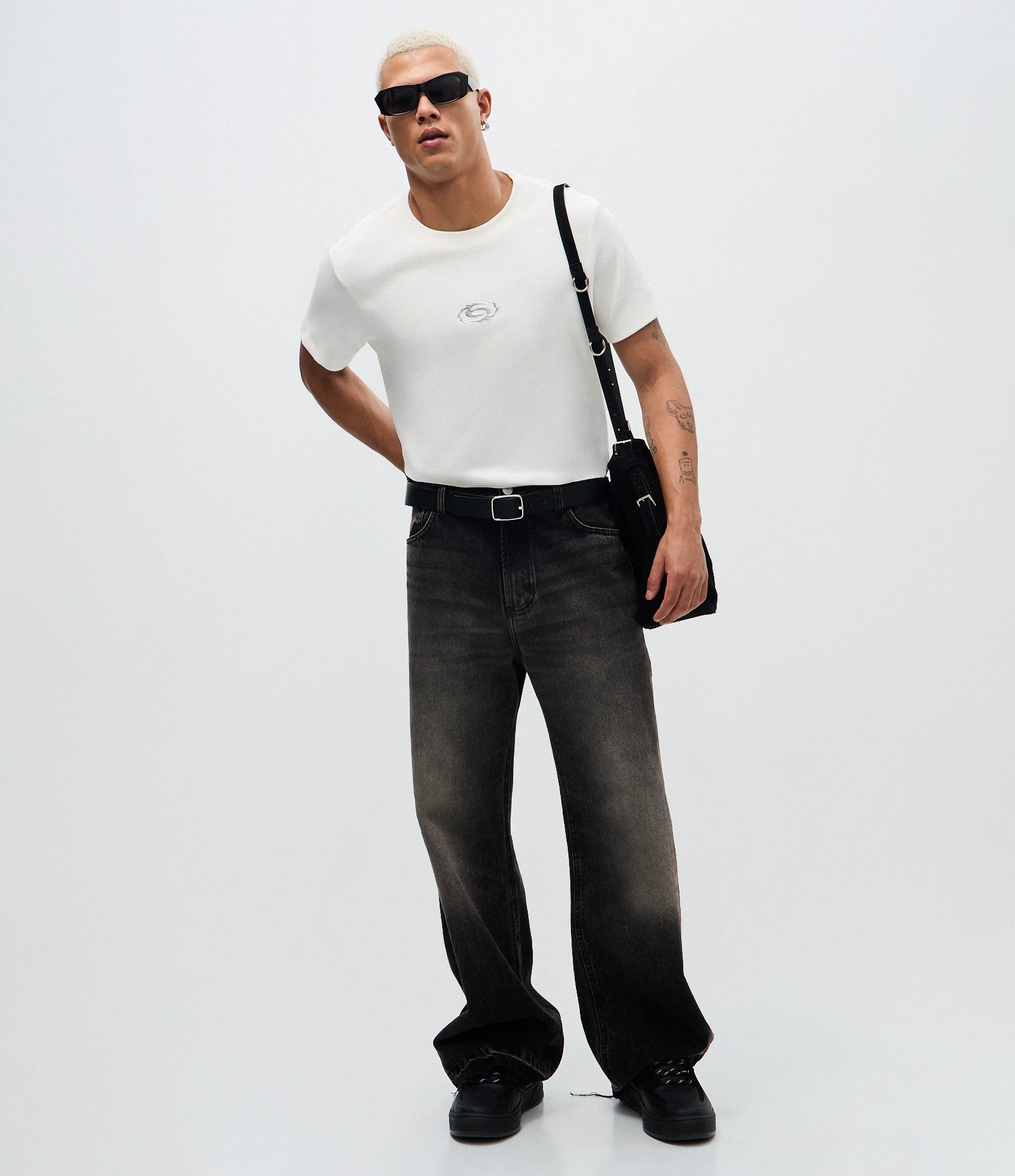 Camiseta Muscle Manga Curta em Algodão com Estampa Tribal Localizada Branco 2
