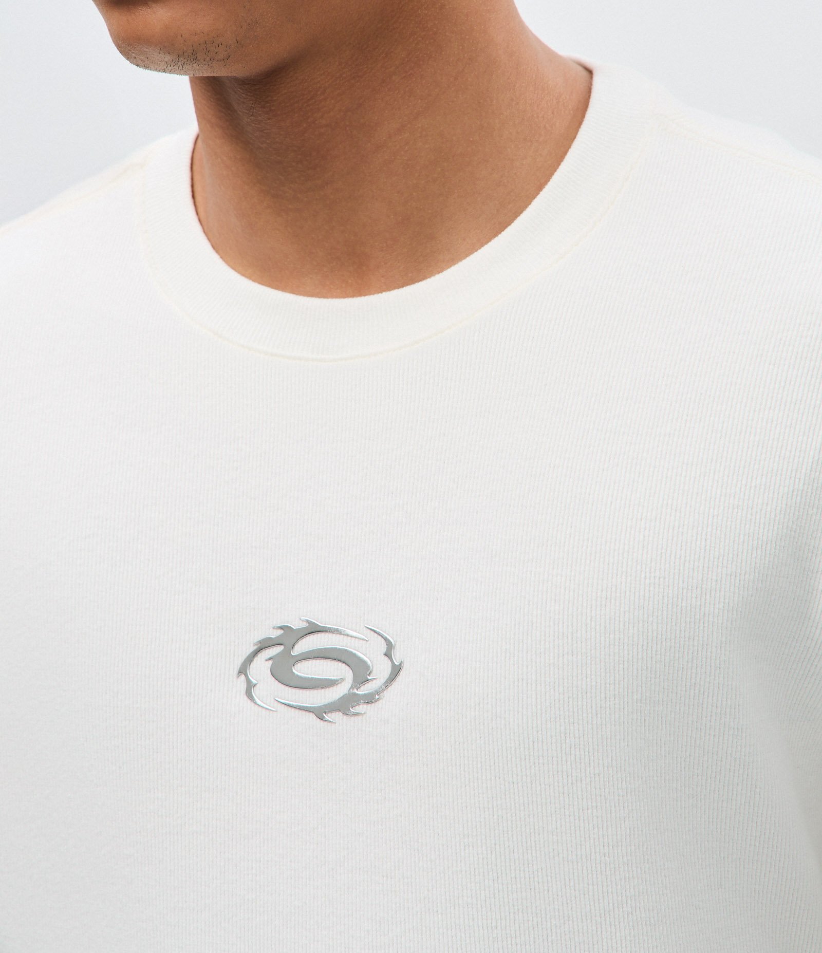 Camiseta Muscle Manga Curta em Algodão com Estampa Tribal Localizada Branco 3