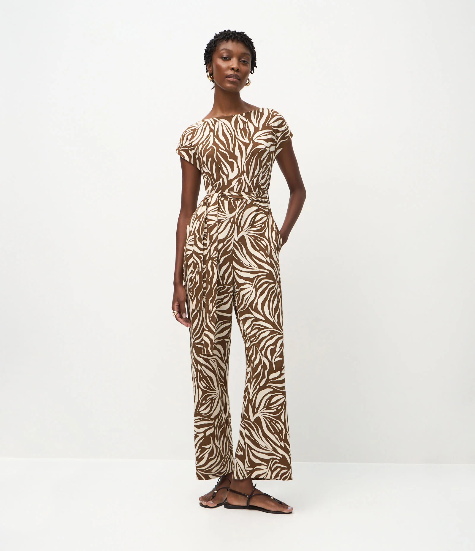 Macacão em Piquet com Estampa Abstrata e Cinto Marrom 1