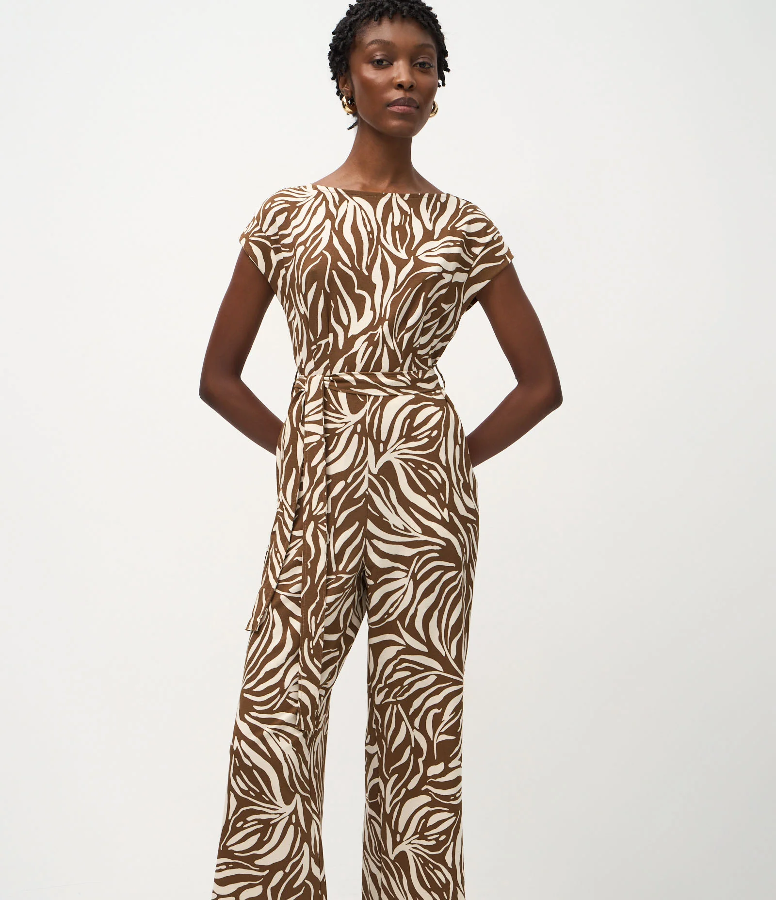 Macacão em Piquet com Estampa Abstrata e Cinto Marrom 2