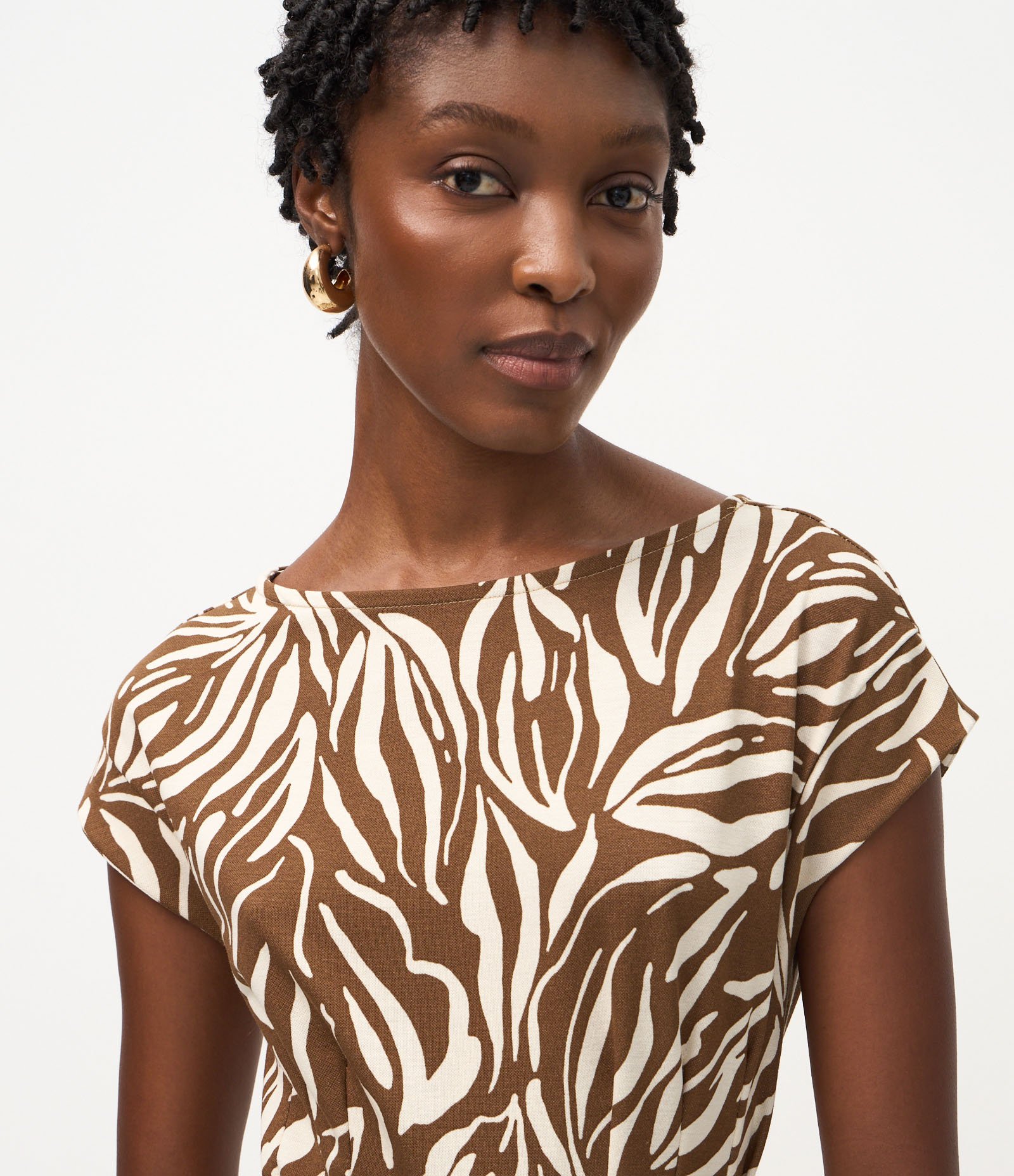 Macacão em Piquet com Estampa Abstrata e Cinto Marrom 3