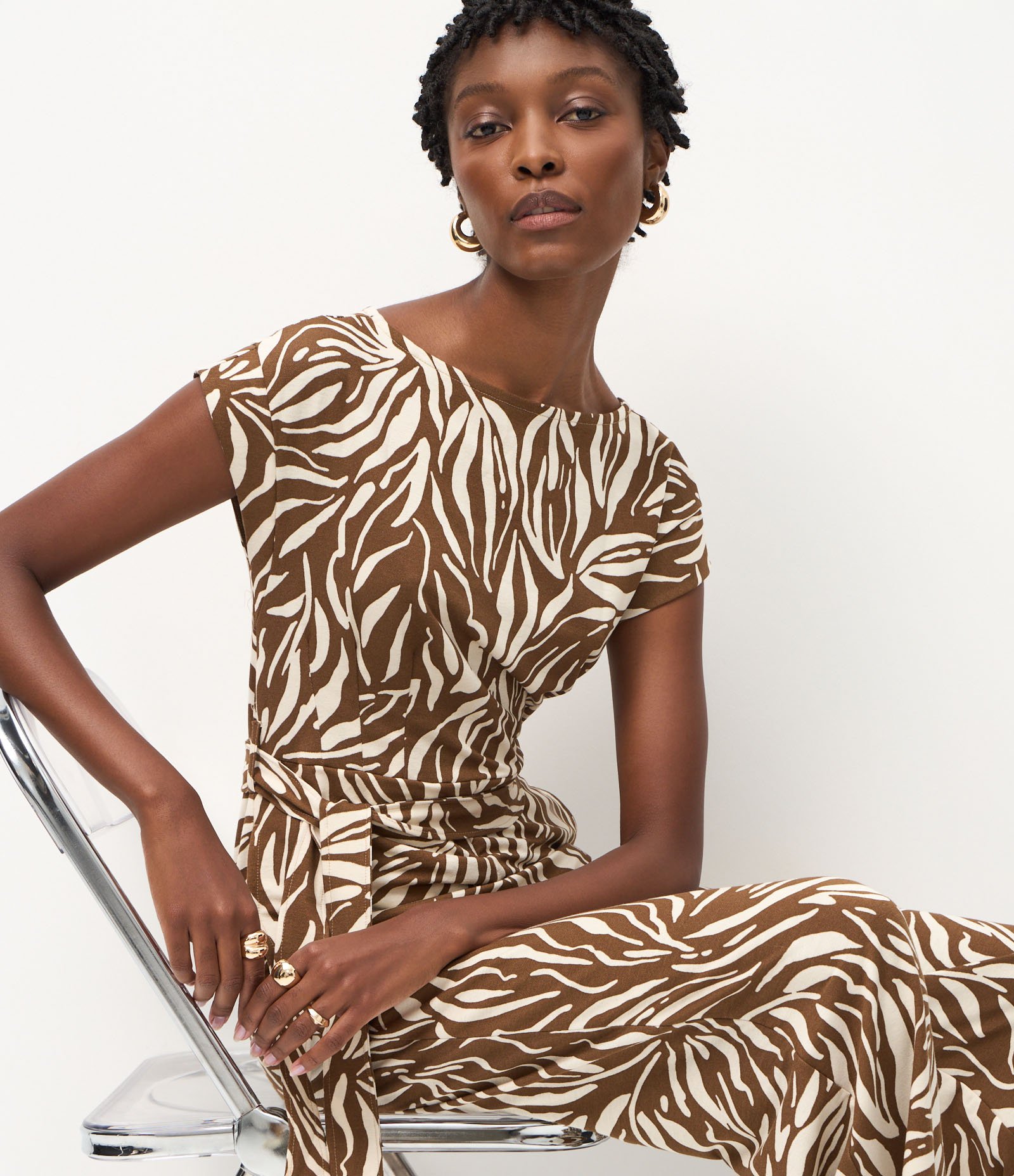 Macacão em Piquet com Estampa Abstrata e Cinto Marrom 5