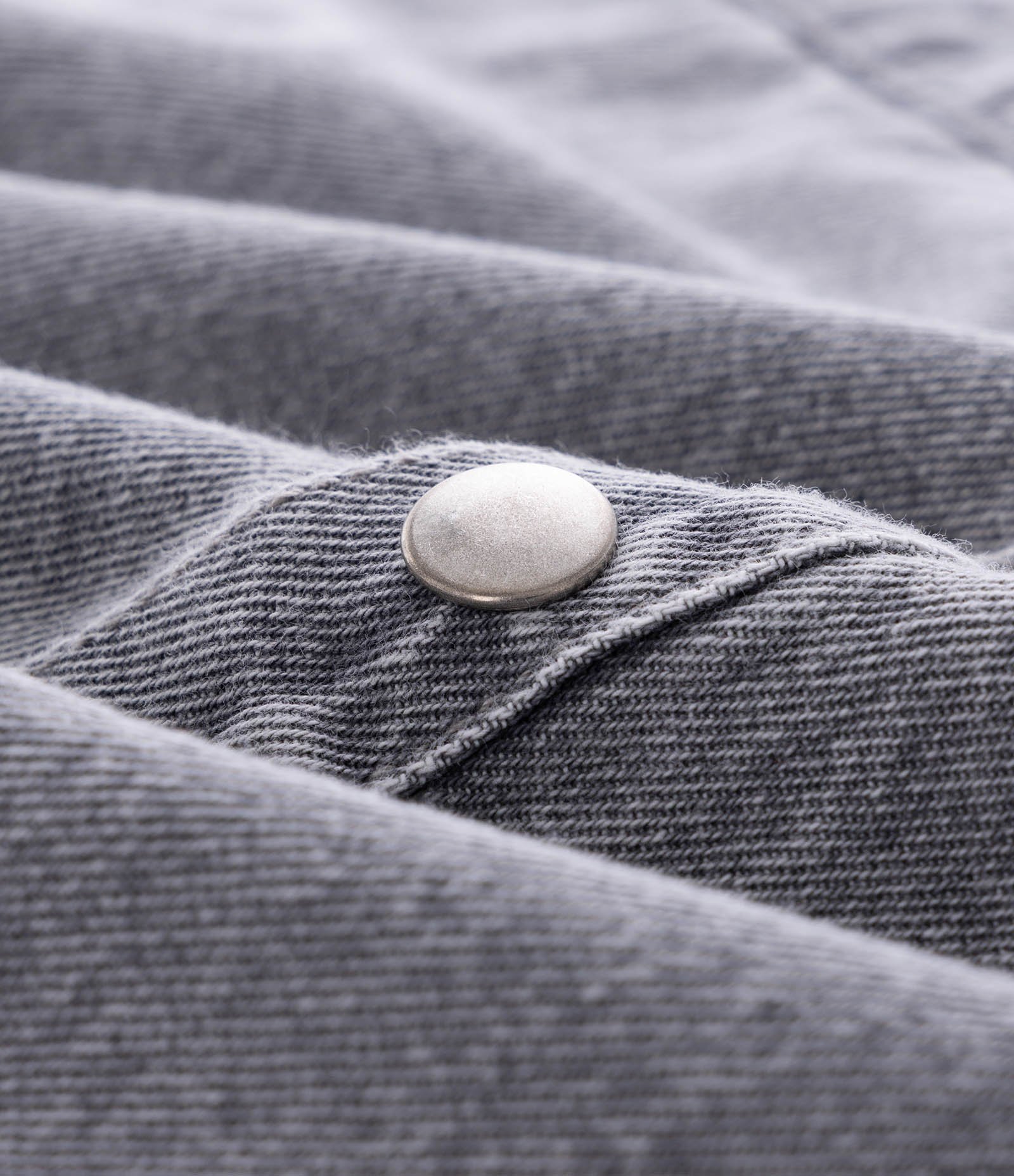 Camisa Boxy em Jeans com Bolsos Marmorizada Cinza 6