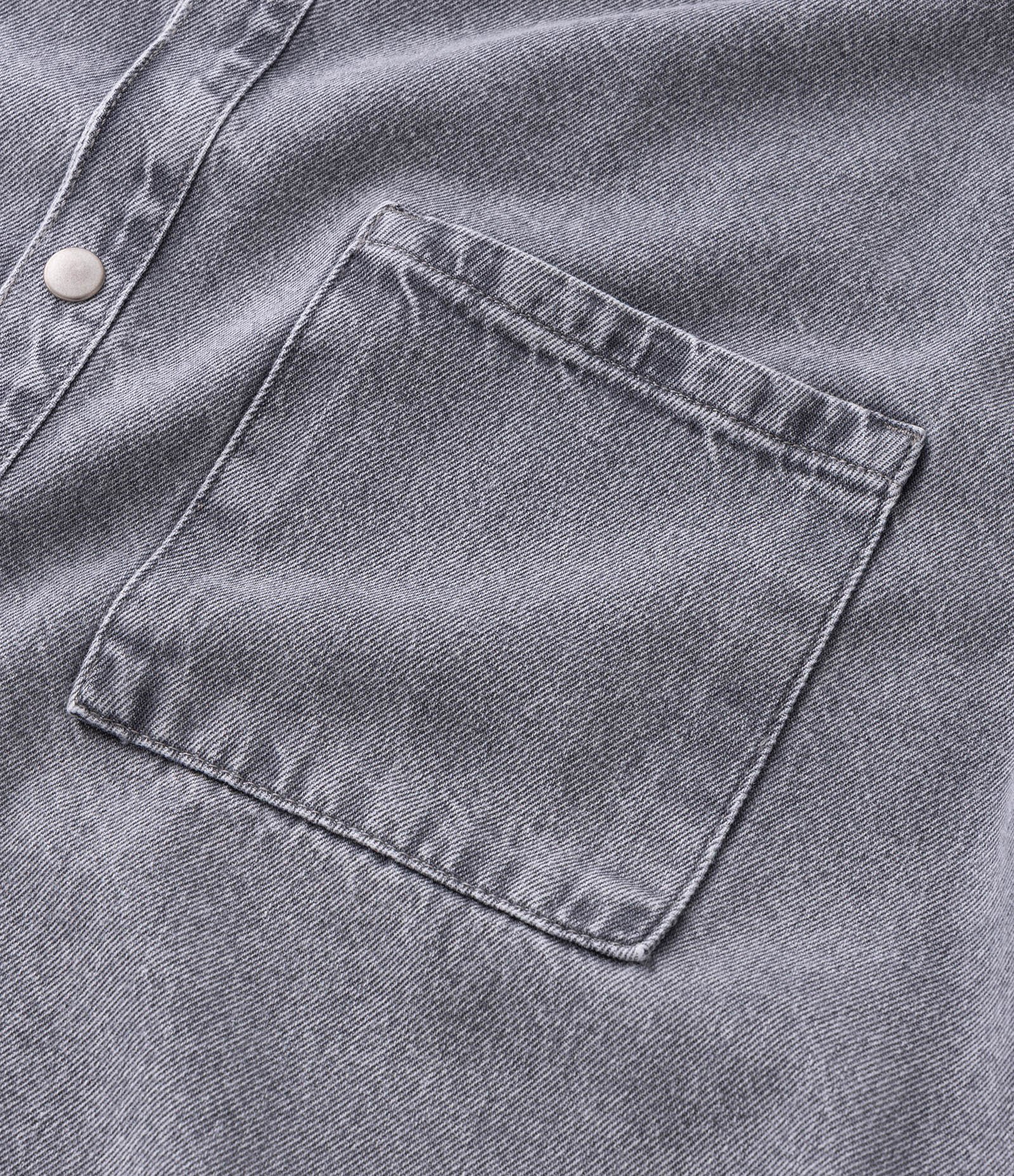 Camisa Boxy em Jeans com Bolsos Marmorizada Cinza 8