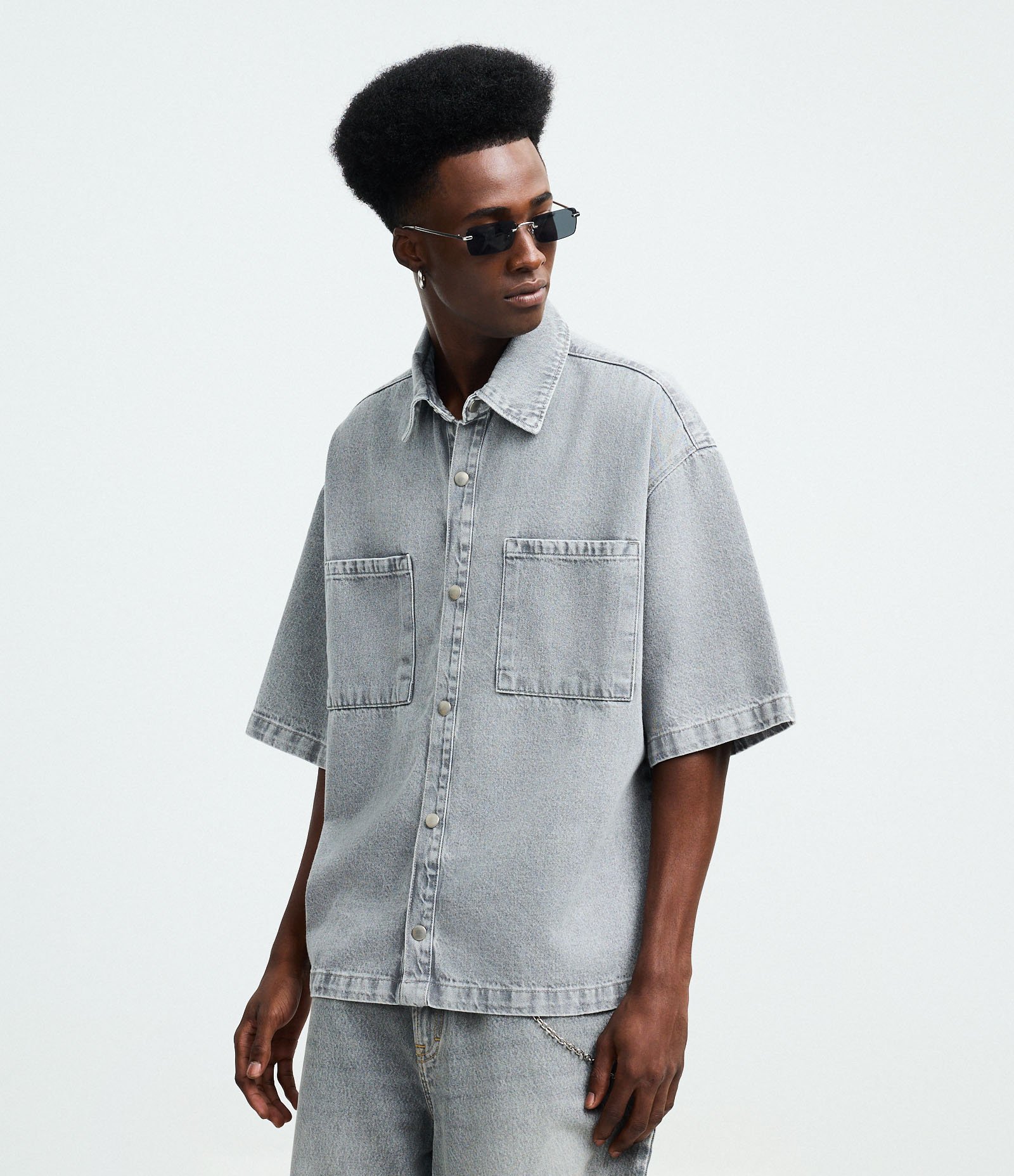 Camisa Boxy em Jeans com Bolsos Marmorizada Cinza 1