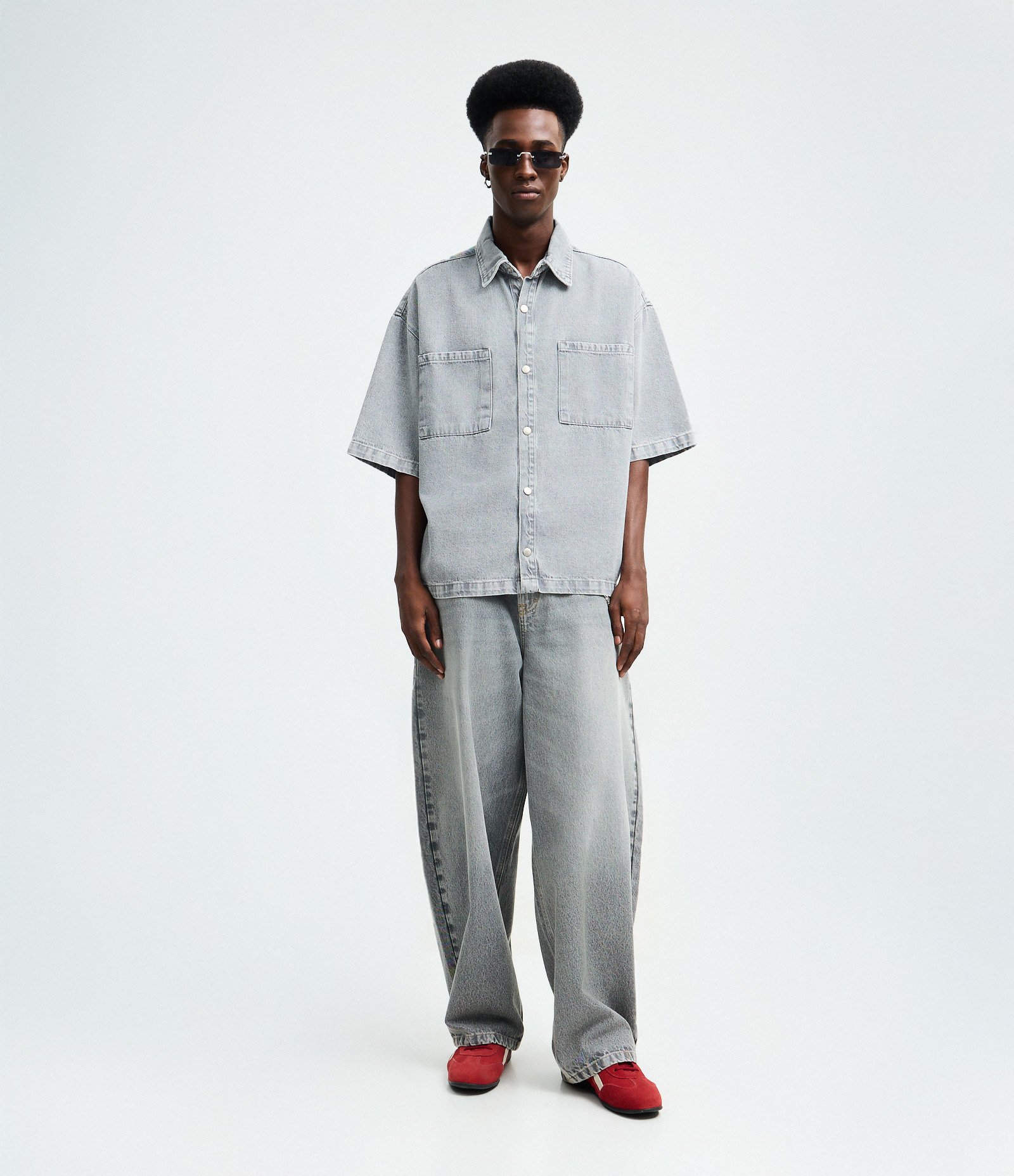 Camisa Boxy em Jeans com Bolsos Marmorizada Cinza 2